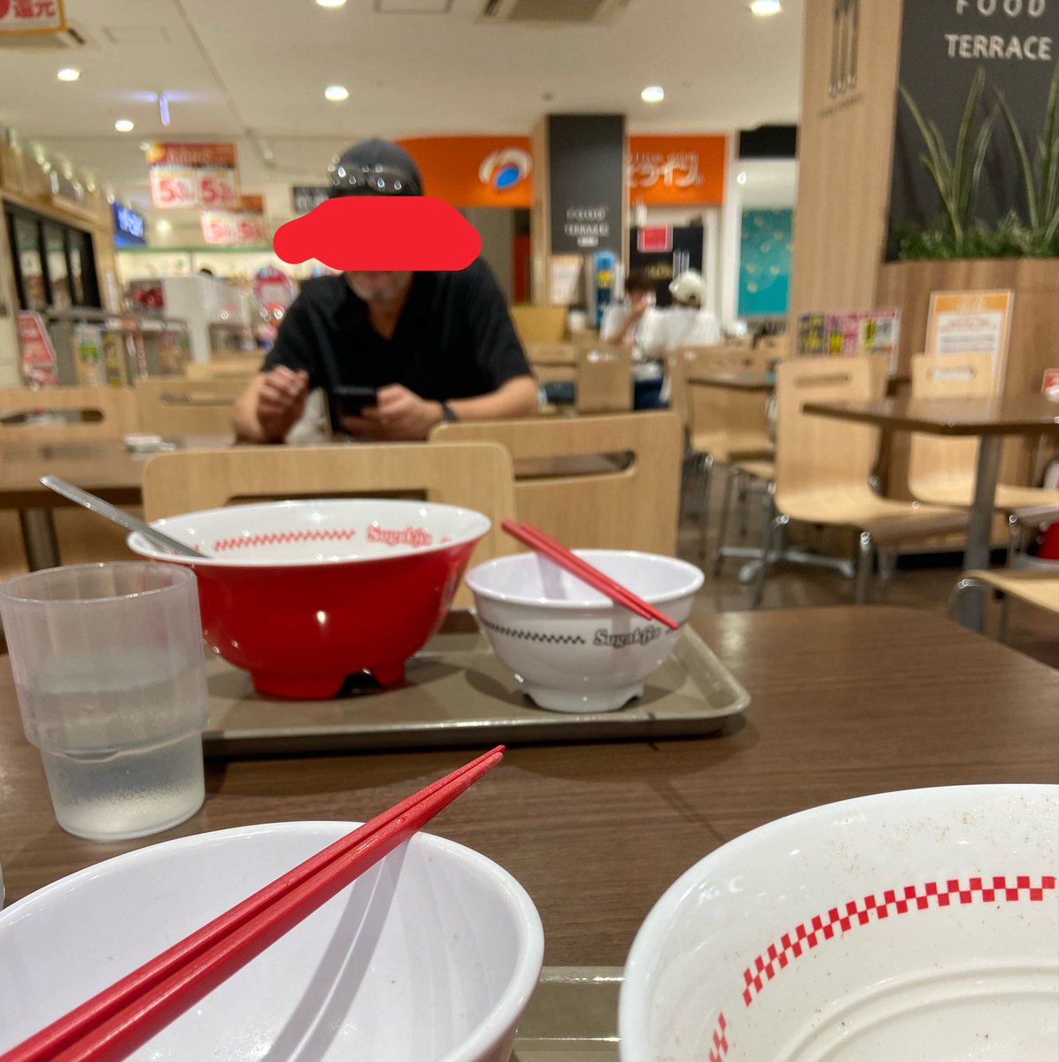 4040214's tweet photo. 目の前で

なつかしの

謎のダンサー

デューク更家が

スガキヤで

ラーメン

ずっと待ってる🍜
#スガキヤ https://t.co/X6z9zA1hW8