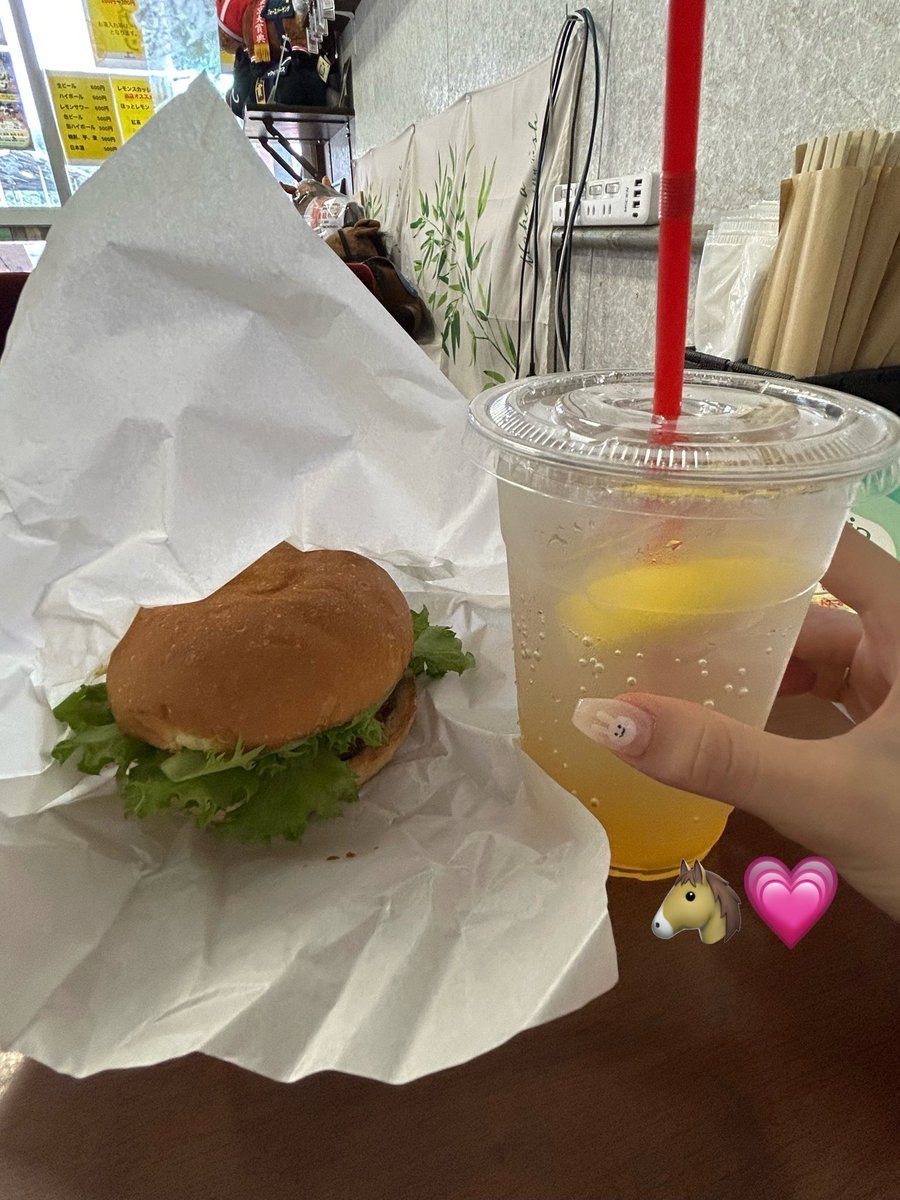 tarutaruuu126's tweet photo. 瑠香さんと穂さんにお邪魔してきました✨️

穂×無料ネット新聞｢うまかつ.net｣とのコラボメニュー、うまかつバーガー🍔とレモンスカッシュ🍋を頂きました🫶🏻

安くてめちゃ美味だったよ〜🥹
みんなも佐賀競馬にきたら是非食べてみてね🎶 https://t.co/gpv2knNefc