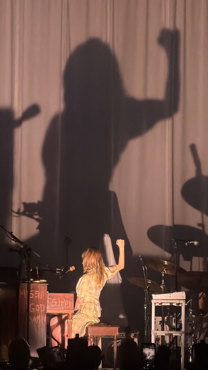 imaIiabiIityx's tweet photo. hayley shadow puppets will always be famous to me https://t.co/t57pQabKbd