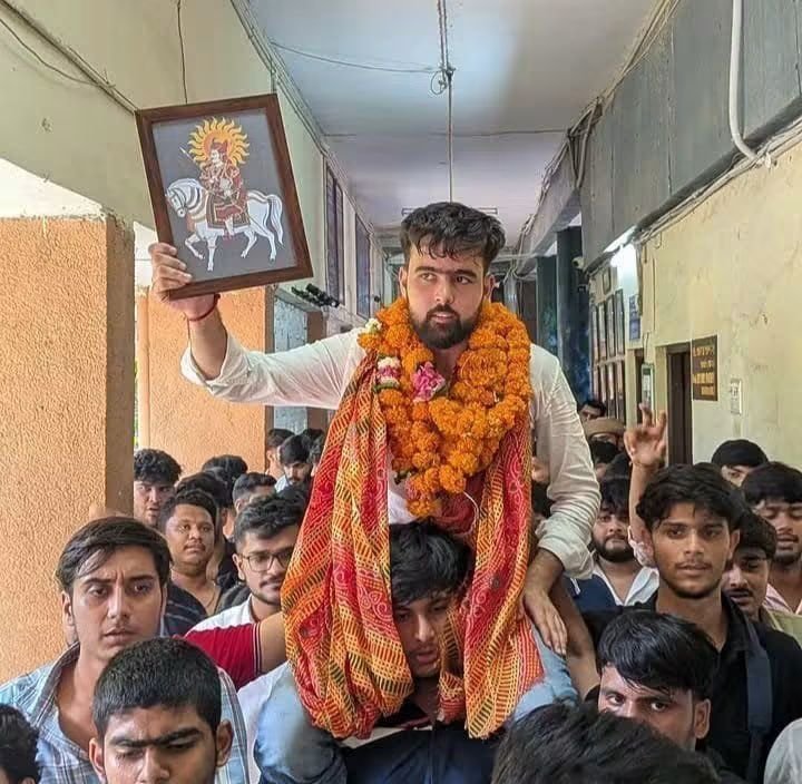 MohanGoraRlp34's tweet photo. छा गया जाट......

तेजाजी महाराज की कृपा से प्रिय दीपांशु शौकीन ने दिल्ली यूनिवर्सिटी में उपाध्यक्ष का चुनाव जीत लिया.... टिकट काटने वालो को करारा जवाब दिया। #DUSU2026
@DeepanshuS_001 https://t.co/pnaLZ3rLt7