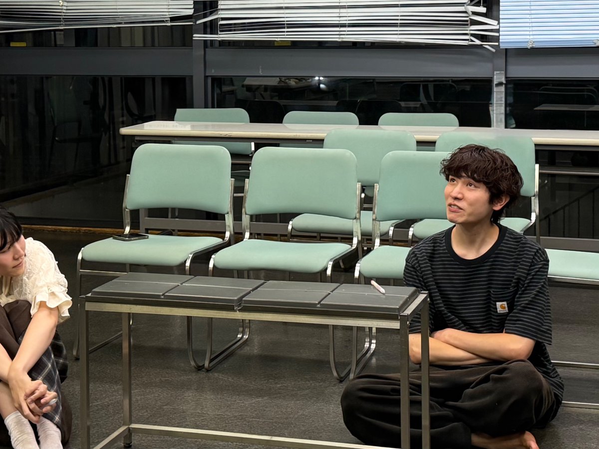 sleepwalk_inc43's tweet photo. ◤ 出演者紹介 ◢

_/￣_/￣_/￣_/￣_/￣_/￣_/￣_/￣_/￣

中村慎之介
（演劇集団円）
@N_Shinnosuke125

『かたちにならない』
五十嵐祥吾 役

_/￣_/￣_/￣_/￣_/￣_/￣_/￣_/￣_/￣

「稽古を重ねる毎に
僕のままでいいんだと
発見があって、
見つける度に嬉しい」

五十嵐祥吾を演じる
中村慎之介さんが、

稽古を重ねる中で
感じていることです。

最初に台本を読んだ時は、
物事の感じ方は
自分と似ていても、

それを外に出す方法は
違う人物だと
感じていたそう。

けれど稽古を重ねるほど、
少しずつ自分との共通点を
見つけています。

そんな中村さんを
稽古場で見ていて
感じるのは、

とにかく、
その芝居が自然なこと。

相手の言葉や芝居を
きちんと受けて、
そこから反応が生まれる。

だからこそ会話が、
その場で本当に
起きているように見えます。

さらに、
立っているだけでも
ふと目が向くような華がある。

自然な会話の中に、
しっかりと目を引く
存在感も持っています。

相手とのやり取りから
生まれていく芝居と、
その自然な存在感。

中村慎之介さんが演じる
五十嵐祥吾を、
ぜひ劇場でご覧ください。

各回約30席。

✦ ───────── ✦

sleepwalk
［スリープウォーク］presents
《Next GENERATIONS》vol.3

新作短編2本立て
『大串のボクマダ』
『かたちにならない』

2026.10.6(火)〜12(月祝)
IZUMO GALLERY

🎟️ 中村慎之介さん扱い
https://t.co/EYaRDRalGQ

#NextGENERATIONS
#かたちにならない