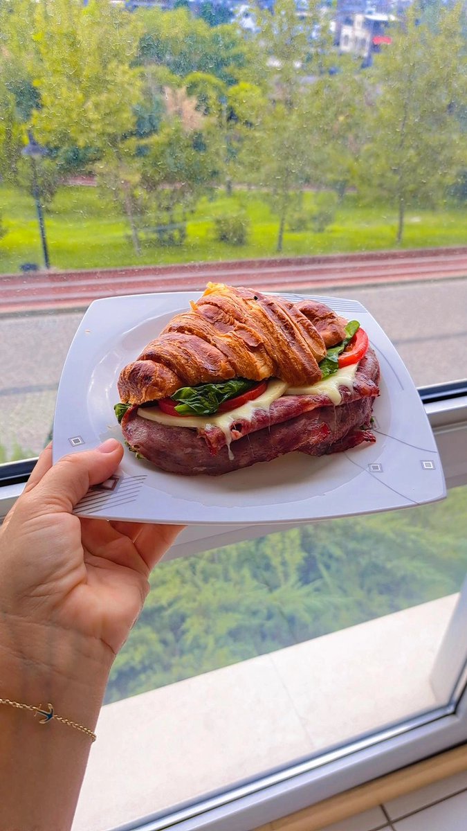 BhrAvc75's tweet photo. Bugun keyif günüm 

🥐☕️

Dün çok yoruldum...
Bugün kendimleyim

#Mutlu #Cumartesi hepimize🏡

#Tea 
#croissant 🇫🇷
#Netfliks 📽🎞 https://t.co/RoaGqdhFef