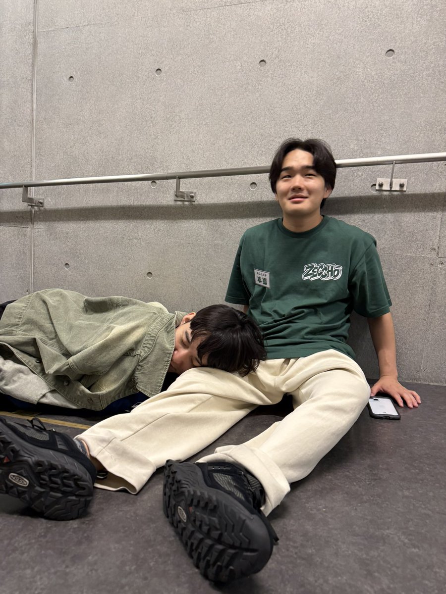 pe_kakut's tweet photo. 寝てるから出番終わってるけど帰らないらしい。
吉野さんも甘えられる存在見つけられたかぁ。
#トーキョーマンゲキフェス2026 https://t.co/UOaySWzZJC