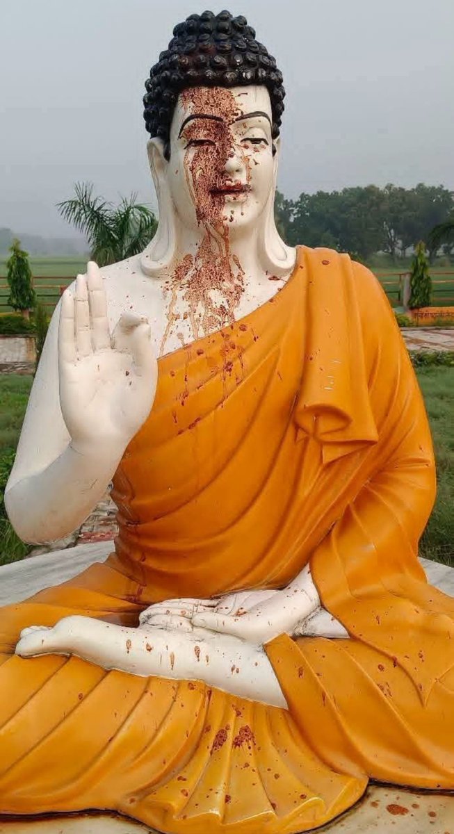 Bahujansenaa's tweet photo. हेलो @santkabirnagpol 🖐️🚨

थाना बखिरा के अंतर्गत ग्राम पंचायत बभनी में 
"भगवान तथागत गौतम बुद्धा जी" की प्रतिमा का अपमान किया गया है,जो बिल्कुल बर्दास्त से बाहर है !!

तत्काल CCTV फोटो की जांच करवाए और दोषियों की पहचान कर जेल में डाले इस तरह का अपमान कतई बर्दास्त नहीं किया जायेगा !!

@myogiadityanath माननीय मुख्यमंत्री जी ���खिर कब तक "महापुरुषों" के सम्मान के साथ खिलवाड़ किया जायेगा कब ये जेल के होंगे!!
@SurajKrBauddh