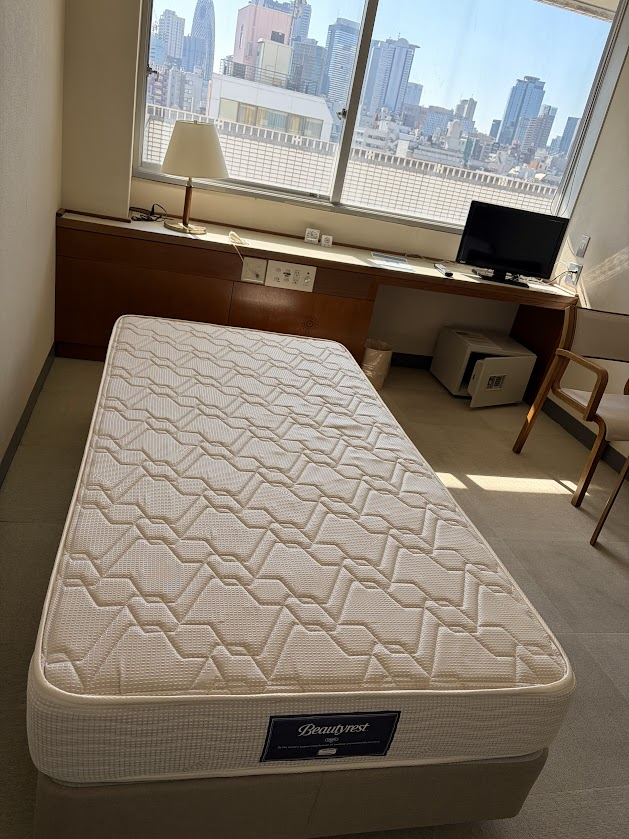 yamatekenkan's tweet photo. 一泊ドックのお部屋 💫
人間ドック受診者へ個室を利用しながらゆっくりと受診できるようなオプション検討中🛌
当健康管理センター個室は、ベットマットレスに国内外の高級ホテルで採用されている。『シモンズ（Simmons）』を使用し、快適な寝心地のベットになっています🪷
ご予約お待ちしています☎️ https://t.co/rnoSJFNuNv