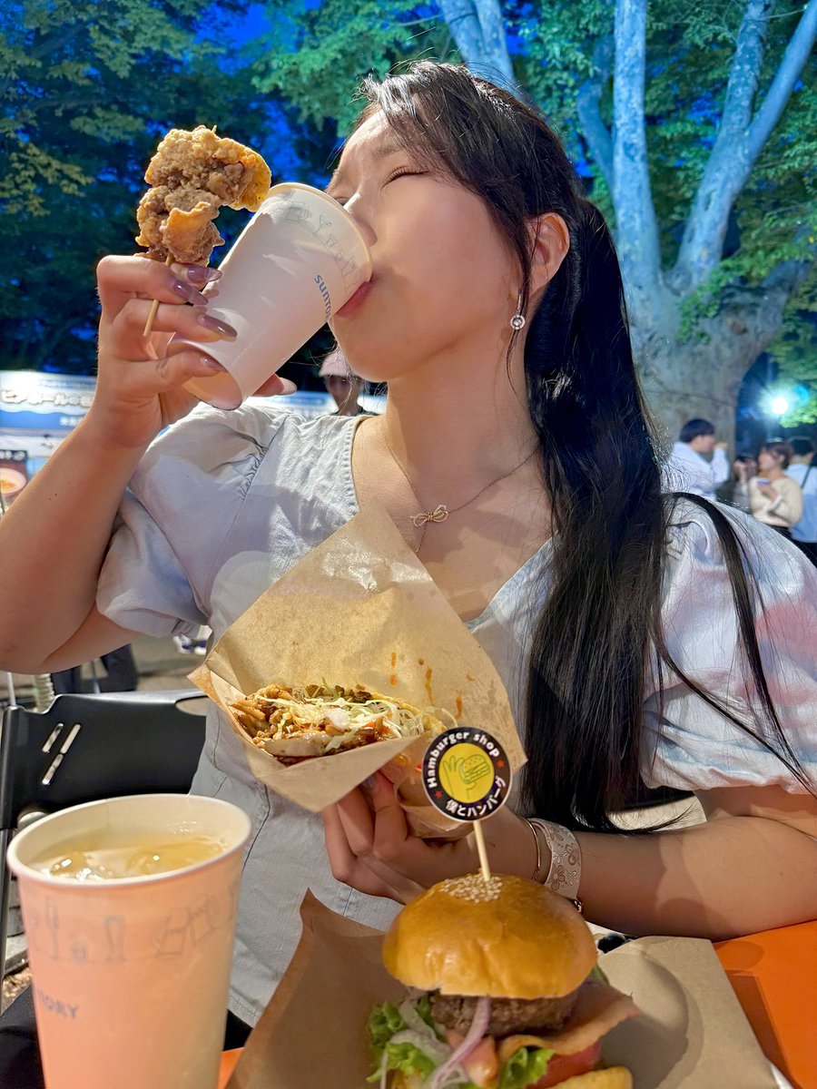 truckmeimei's tweet photo. 髪の変化に気づく男性に惹かれる25歳☺︎

夜風で余分なカロリーを飛ばしつつ
健康的に「食欲の秋」満喫します🍺🌙 https://t.co/yFY8p8jcOd