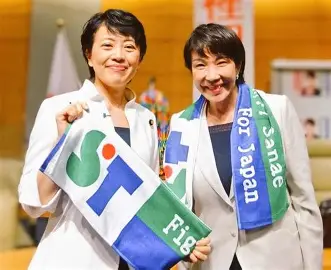 tetsuya_00x's tweet photo. 有村治子氏の参院予算委員長起用。高市氏が描く「最強の布陣」とその狙い

1．有村治子参院予算委員長の誕生？

自民党執行部が有村治子氏を参議院予算委員長に起用する方向で最終調整に入ったというニュースは、政界に大きな衝撃を与えました。

産経新聞が報じたこの人事は、単なるポストの配分ではなく、高市氏を中心とした執行部による極めて高度な戦略的人事であると言えるでしょう。

参議院における最重要ポストの一つに実力派の有村氏を据える背景には、今後の政権運営の成否を分かつ明確な計算が働いています。

今回の人事を読み解く鍵は、当初検討されていた参院幹事長職ではなく、あえて予算委員長という「表舞台」を選択した点にあります。

2．参院幹事長ではなく、なぜ「予算委員長」なのか

当初、有村氏は参議院自民党の運営を仕切る「参院幹事長」の最有力候補として名前が挙がっていました。

しかし、麻生副総裁による反対や有村氏本人の固辞といった曲折を経て、幹事長職には中立的な立場とされる青木一彦氏が内定しました。

ここで注目すべきは、党内の意見調整を担う裏方の幹事長職に中立的な青木氏を置き、高市氏に近い有村氏を国会論戦の主戦場へ送り出した点です。

裏方の組織運営を中立的なベテランに任せ、最も発信力が求められる表舞台に最強のカードを切るという、二段構えの布陣が構築されたのです。

この戦略的転換の意味を理解するには、予算委員長というポストが持つ特異な権限とリスクを直視しなければなりません。

3．国会最大の論戦の舞台を仕切る「司令塔」の重責

予算委員会は、単に予算案を審議する場所ではなく、スキャンダル追及から国家観まで「森羅万象」が議論の対象となる国会最大の主戦場です。

テレビ中継を通じて国民の視線が注がれるこの舞台において、委員長は単なる司会進行役を超えた「司令塔」の役割を果たします。

仮に委員長の采配が稚拙であれば、野党の執拗な追及によって総理や閣僚が疲弊し、不用意な失言を引き出されるリスクが高まります。

過去には、不適切な議事進行によって総理を孤立させ、政権の求心力を著しく低下させた「負の事例」も存在します。

審議日程の決定や答弁者の選定において、野党の揺さぶりを毅然と退け、政府側の論理を維持できるかどうかは、委員長の手腕一つにかかっています。

4．実力本位の抜擢。有村治子という「調整のプロ」

こうした極めて難易度の高いポストにおいて、有村氏のキャリアは非の打ち所がない適合性を示しています。

安倍内閣での閣僚経験に加え、参院環境委員長や党両院議員総会長を歴任してきた彼女は、まさに「調整のプロ」です。

単なる政策通であるだけでなく、紛糾する現場を沈め、組織を実効的に動かせる実務能力こそが、今回の抜擢の決め手となりました。

今回の人事は、従来の派閥均衡や当選回数主義とは一線を画す、徹底した「実力本位」の起用であると評価すべきでしょう。

この起用が参議院自民党、ひいては高市政権の基盤にどのような相乗効果をもたらすのか、その構造を分析します。

5．完成形へと近づく「高市流」の参院対策

松山政司参院会長と青木一彦参院幹事長が党内調整という「盾」となり、有村予算委員長が国会論戦という「矛」となる。

この三者による布陣は、参議院自民党にとって一つの「完成形」とも言える盤石な安定感を生み出しています。

適材適所を徹底し、実力者を急所に配置するこの手法は、高市氏の影響力を党内外に知らしめる強力なメッセージとなります。

特に、NHKのカメラが入り国民の目が釘付けになる予算委員会は、有村氏という政治家を全国区へと売り出す絶好の舞台となるはずです。

有村氏の卓越した采配が国会運営をスムーズに回せば、それはそのまま高市政権の安定感として国民に映し出されることになります。

6．おわりに：10月以降の国会運営を占う試金石

有村治子氏という政治家は、国に向き合う真摯な姿勢と、自らが信じる道を「直球」で問い直す粘り強さで知られています。

有村氏が委員長として振るう采配は、単なる議事進行にとどまらず、国会論戦の質そのものを高める可能性を秘めています。

野党の厳しい追及に対し、どのような毅然とした態度で臨み、いかにして建設的な議論へと導くのか。

10月以降の予算委員会で見せる有村氏の手腕は、高市政権の行方と今後の政治動向を占う上で、最も重要な試金石となるでしょう。

私たちは、有村氏の指揮のもとで変容していく、新しい国会の姿をぜひしっかりと見守って参りましょう。