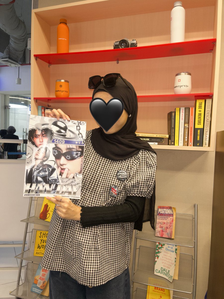 hanniesbby's tweet photo. Guys kalo kalian kesini di sesi 3 terus ada kakak2 pake pin di bajunya, colek aja. Masih ada sedikit freebiesnya yaa
See you hanpop 🤟
#HANISSUE1409 #HappyHANDay
#한이의_유성우가_내리는_날
#HANWrittenWithLove
https://t.co/LV6VTGm1O6 https://t.co/9du1413Qsy