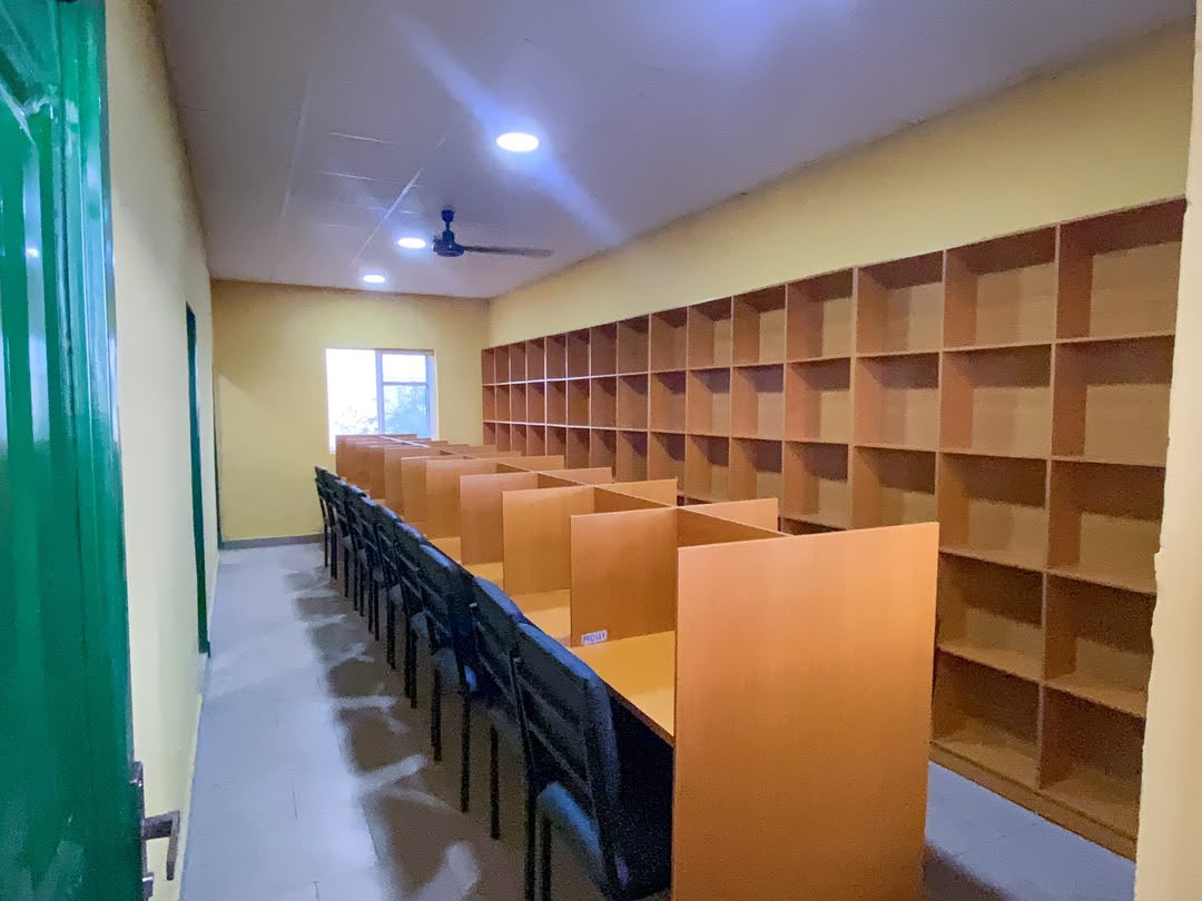 Sen_AdeolaYAYI's tweet photo. We Deliver 12-Classroom Block to Molusi College, Ijebu-Igbo

We have completed and delivered a fully furnished block of 12 modern classrooms at Molusi College, Ijebu-Igbo, in Ijebu North Local Government Area of Ogun State.

The solar-powered facility also features staff rooms and a mini-library, providing students and teachers with a modern and conducive environment for effective teaching and learning.

This project forms part of our sustained investment in critical infrastructure across Ogun State under the Renewed Hope Agenda. We remain committed to fulfilling our promises, improving access to quality education and creating better opportunities for our young people across Ogun East Senatorial District and beyond.

#Yayi2027
#OgunState2027
#OperationDeliverYourWards