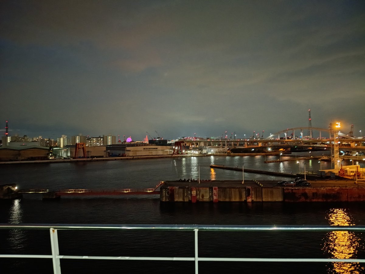 t103z1's tweet photo. 行きは個室　橋３つとも見ると明日に支障あるよな…最後のやつは我慢して帰りに見よう https://t.co/xYLjQXF2sd