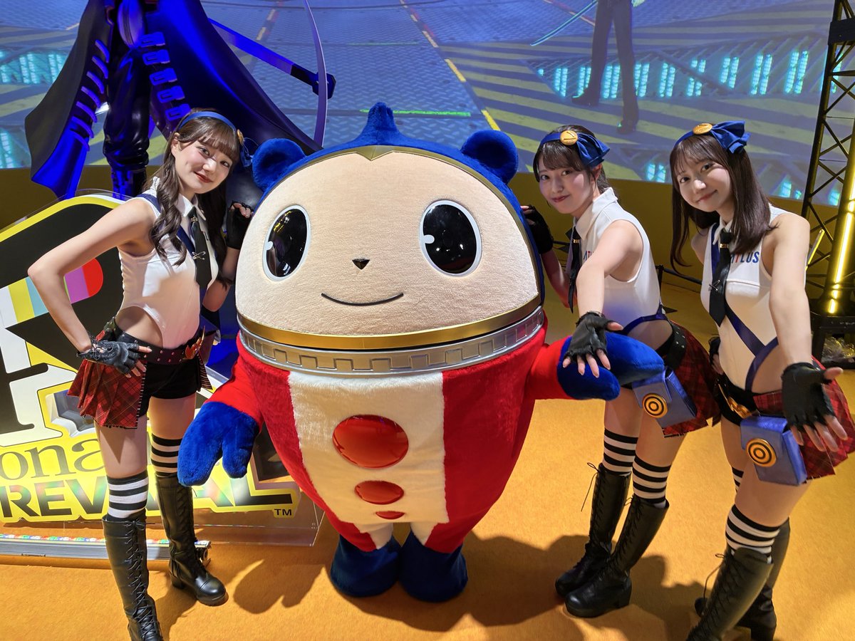 osushi___desu's tweet photo. 東京ゲームショウ3日目ありがとうございました！
ペルソナ4リバイバルブースでは定期的にクマのグリーティングがございます！
是非フォトスポットに立ち寄ってみて下さいね！
私達もクマとお写真とらせてもらったよ！

#東京ゲームショウ
#TGS2026
#segaatlustgs26 https://t.co/rX4P8y6Mmp