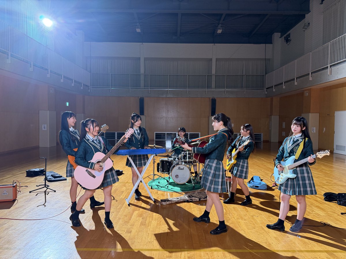 yukarihime04's tweet photo. カラフルのMV公開🌈✨✨

１０周年記念感謝祭のかがやき投票で
選んでいただいた7人でのミュージックビデオ❕

投票して下さった皆さんに感謝を込めて💐

🎞⟡.·https://t.co/NfMFKaJpyh

横���幕みんなで書くの楽しかった〜🖌🎨

ストーリー性あって楽し���るMV❣️
2日間かけてみんなで撮影したよ♩

2番のAメロでみくがふざけてまおちゃん怒っちゃうとこが好きだなー😂
撮影中めちゃ笑った😂😂😂

#カラフル
#ほくりくアイドル部