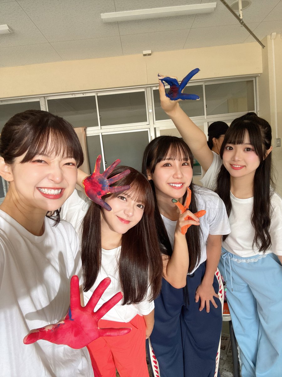 yukarihime04's tweet photo. カラフルのMV公開🌈✨✨

１０周年記念感謝祭のかがやき投票で
選んでいただいた7人でのミュージックビデオ❕

投票して下さった皆さんに感謝を込めて💐

🎞⟡.·https://t.co/NfMFKaJpyh

横���幕みんなで書くの楽しかった〜🖌🎨

ストーリー性あって楽し���るMV❣️
2日間かけてみんなで撮影したよ♩

2番のAメロでみくがふざけてまおちゃん怒っちゃうとこが好きだなー😂
撮影中めちゃ笑った😂😂😂

#カラフル
#ほくりくアイドル部