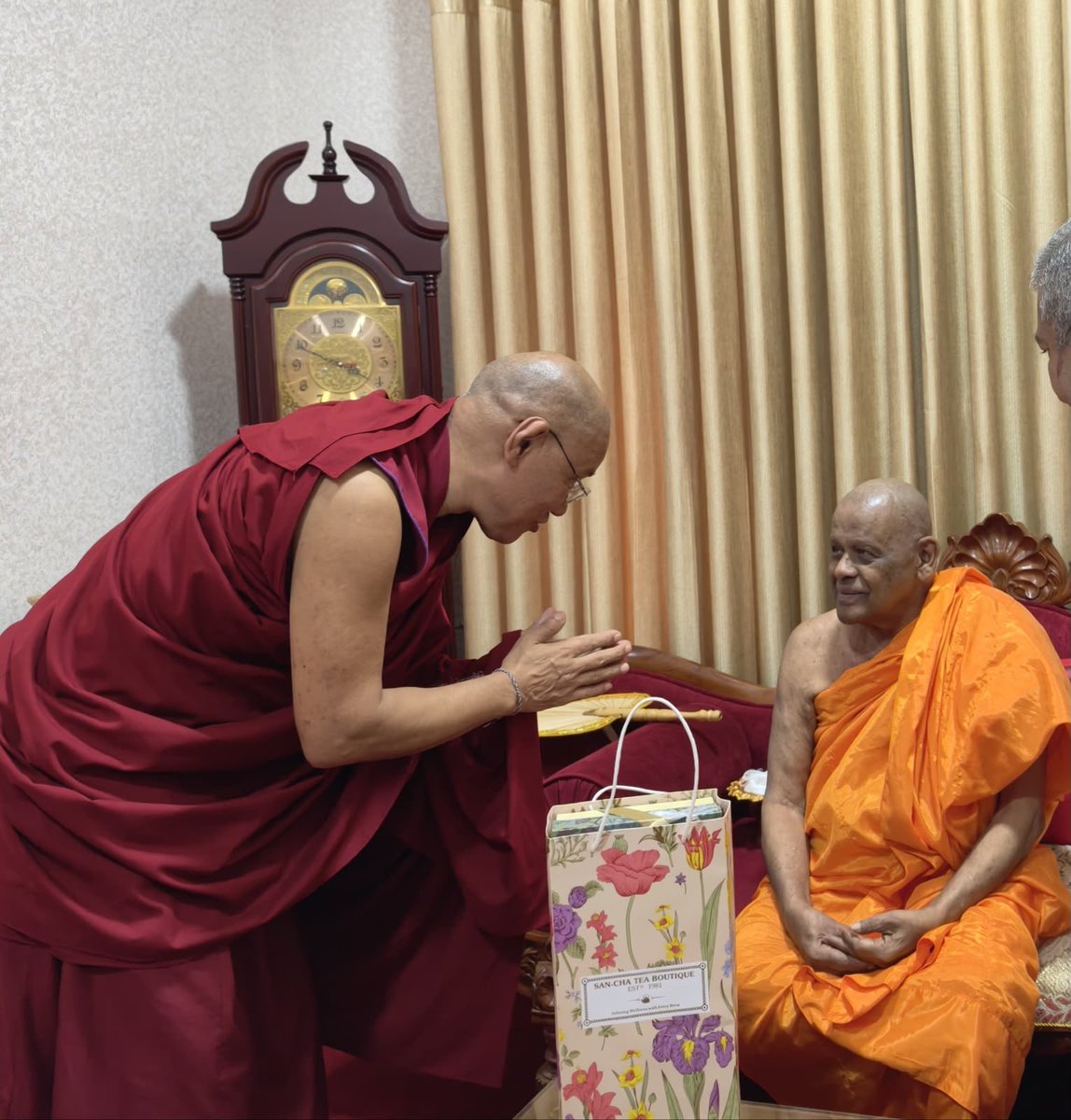 IbcWorldOrg's tweet photo. The Secretary General of International Buddhist Confederation (IBC) had the honour of calling on Most Venerable Warakagoda Sri Gnanarathana Thera, the 22nd Mahanayaka Thera (Chief Prelate) and Head of the Asgiriya Chapter of the Siam Nikaya in #SriLanka at Asgiri Maha Vihara Pirivena, Kandy in Sri Lanka. The Secretary General expressed deep reverence for the Venerable Mahanayaka Thera’s long and distinguished service to the Buddha Sasana, and apprised him of IBC’s recent global activities, programmes and expositions. The IBC has previously been privileged by the presence of the Mahanayaka Thera at various important international events organised by IBC.
@MFA_SriLanka