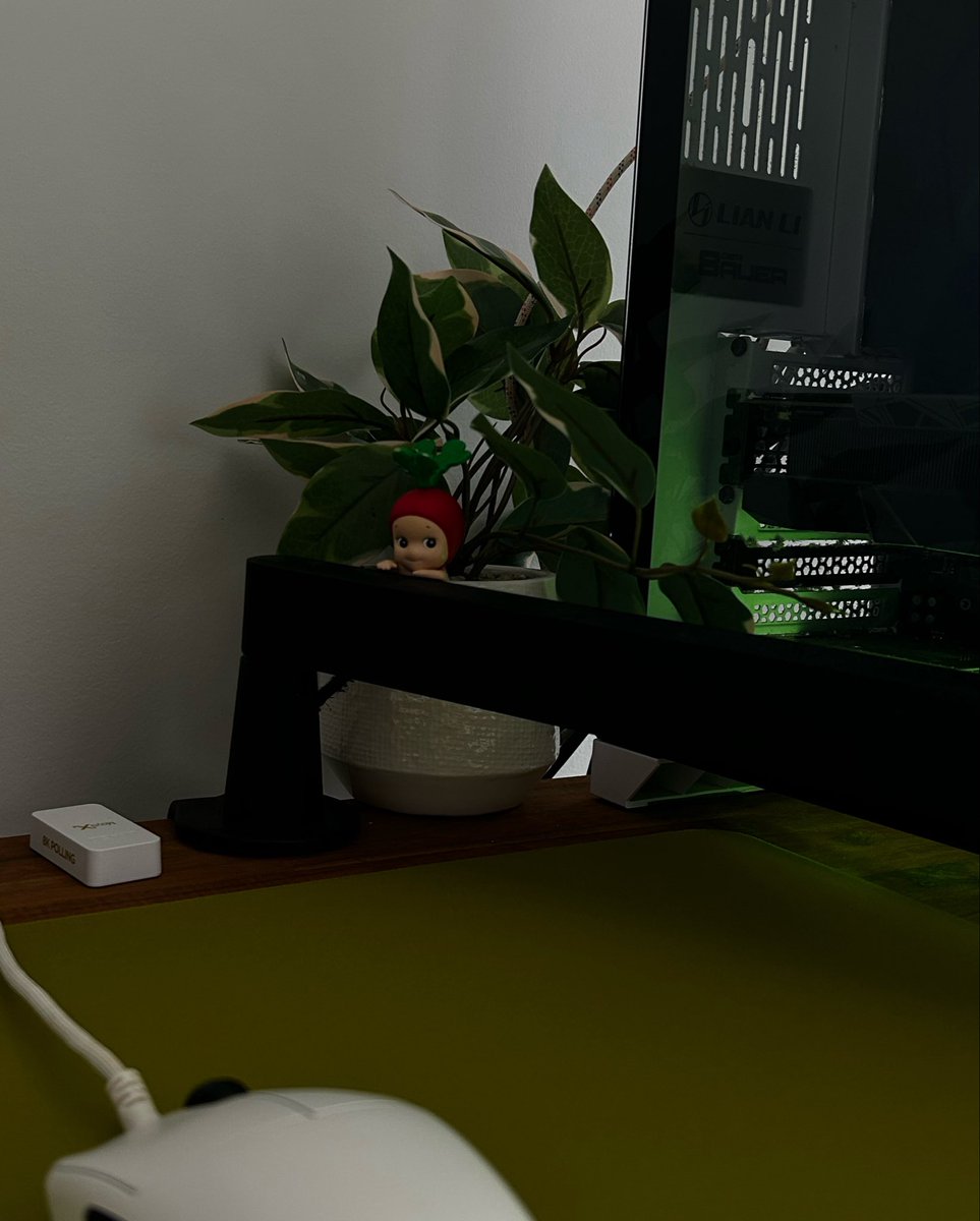 craveml's tweet photo. spot the little fren 🍒 https://t.co/UsNny7h4ul