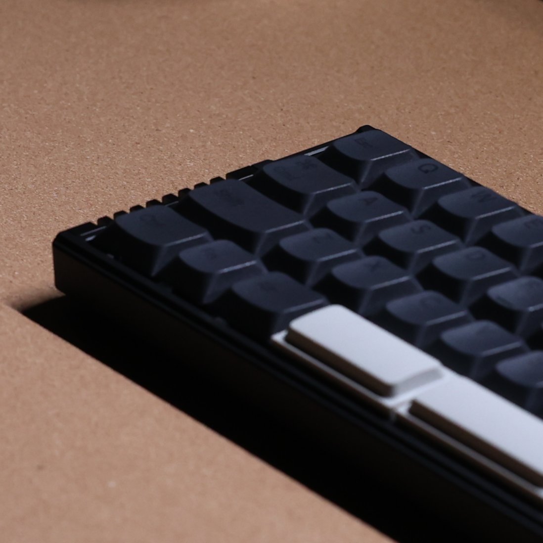 chosfox43661's tweet photo. Try swapping the keycaps on the Init40 🖤
We paired it with a set of black keycaps, allowing its compact 40% layout and clean lines to take center stage.
Minimalist. Deep. Understated and refined.
Would you choose black keycaps for your Init40?
#Chosfox #Init40 #MechanicalKeyboard #CustomKeyboard #LowProfileKeyboard
