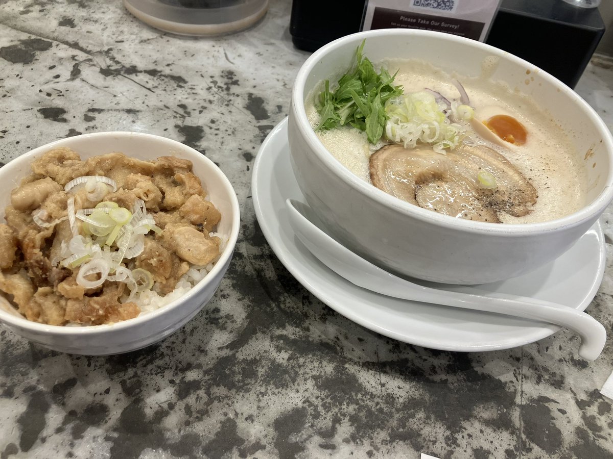 yosuke_saku's tweet photo. 京都は最近は鶏白湯が京都ラーメンのような顔をしている気がする。
昔住んでいた丸太町近くにもそういう店ができていました。

#京都鶏白湯そば純本店　#烏丸丸太町駅 https://t.co/MwfjY7gTNK