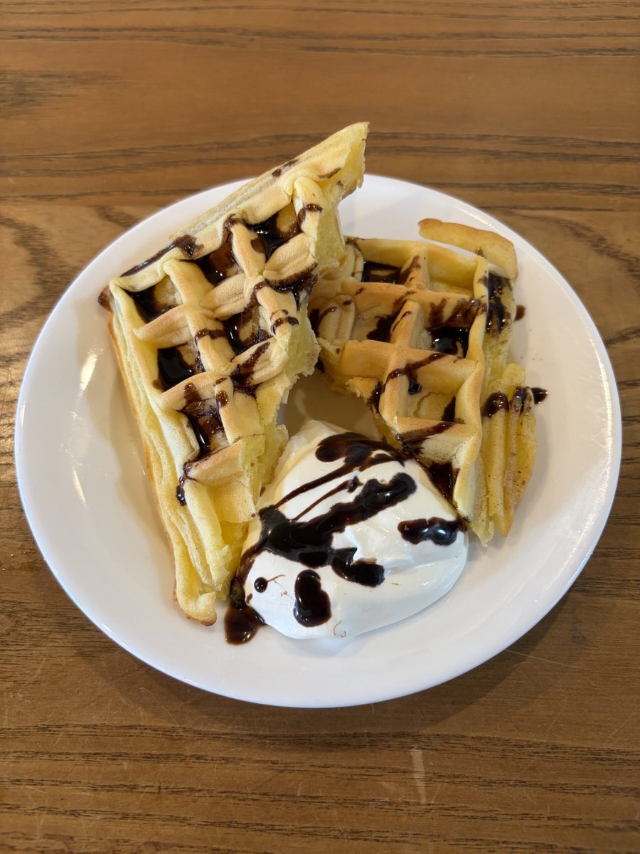 npocrayonbox's tweet photo. ■2026年9月19日（土）デザート
真夏の暑さではないが蒸し暑い
シルバーウイーク、愛知名古屋アジア大会が始まる
カフェはのんびり

デザート「もちもちワッフル」300円
ボリュームたっぷりのチョコソースと
クリームがのったワッフル
中はモチモチ外はカリッと
https://t.co/FTBXjspPpK https://t.co/6IsXdLcEYu