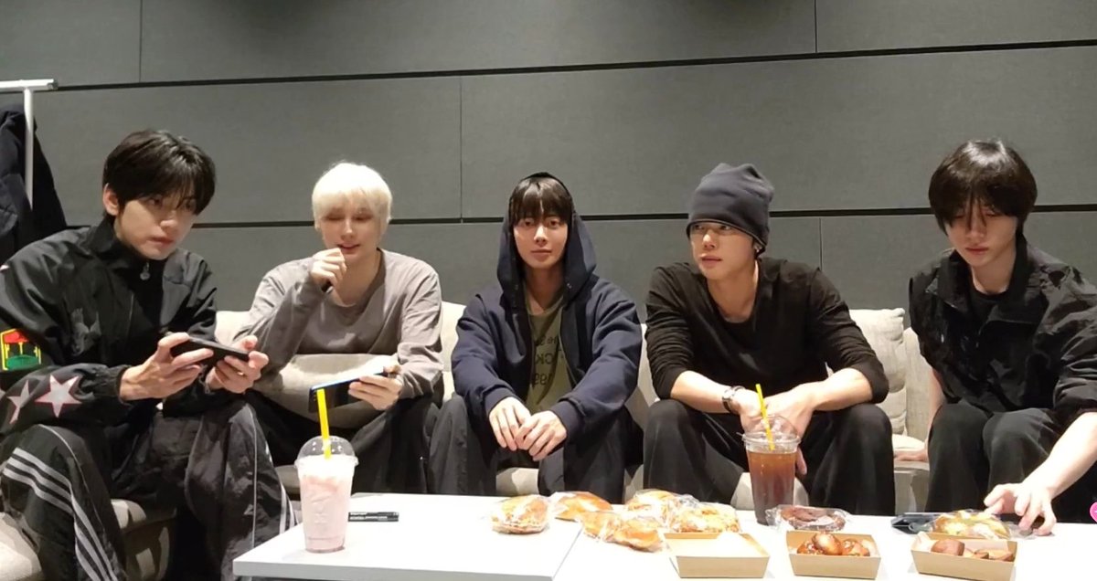 Moracle1205's tweet photo. 투바�� 지금 스타일링 그냥 영원럽2임

수빈 ���현 연준 흑발 
휴닝카이 금발
범규 장발.... https://t.co/dtkG4n6Qxh
