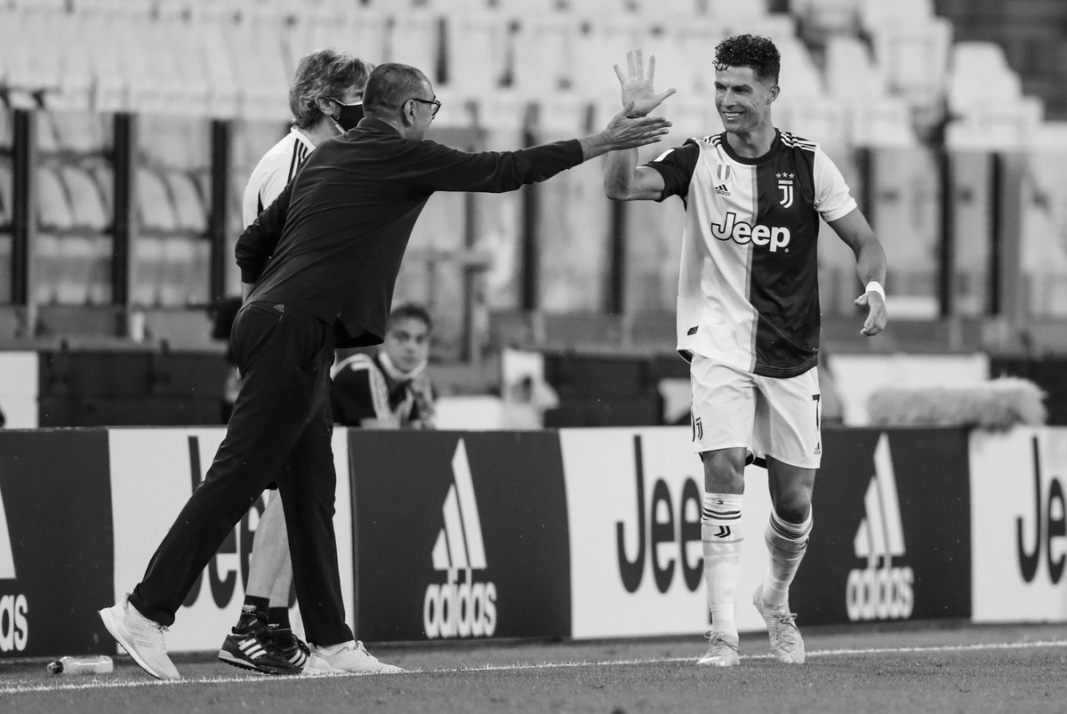 CultoBianconero's tweet photo. ogni volta che incrociamo #Sarri, lo stolto finisce per dire una puttanata sulla Juve: allora tocca a noi ricordargli bene quell’anno, quando #CR7, la BBC, il Pipita e Dybala dimostrarono al mondo che se sei forte si può vincere uno scudetto anche senza un allenatore in panchina https://t.co/B65IwlxtQU