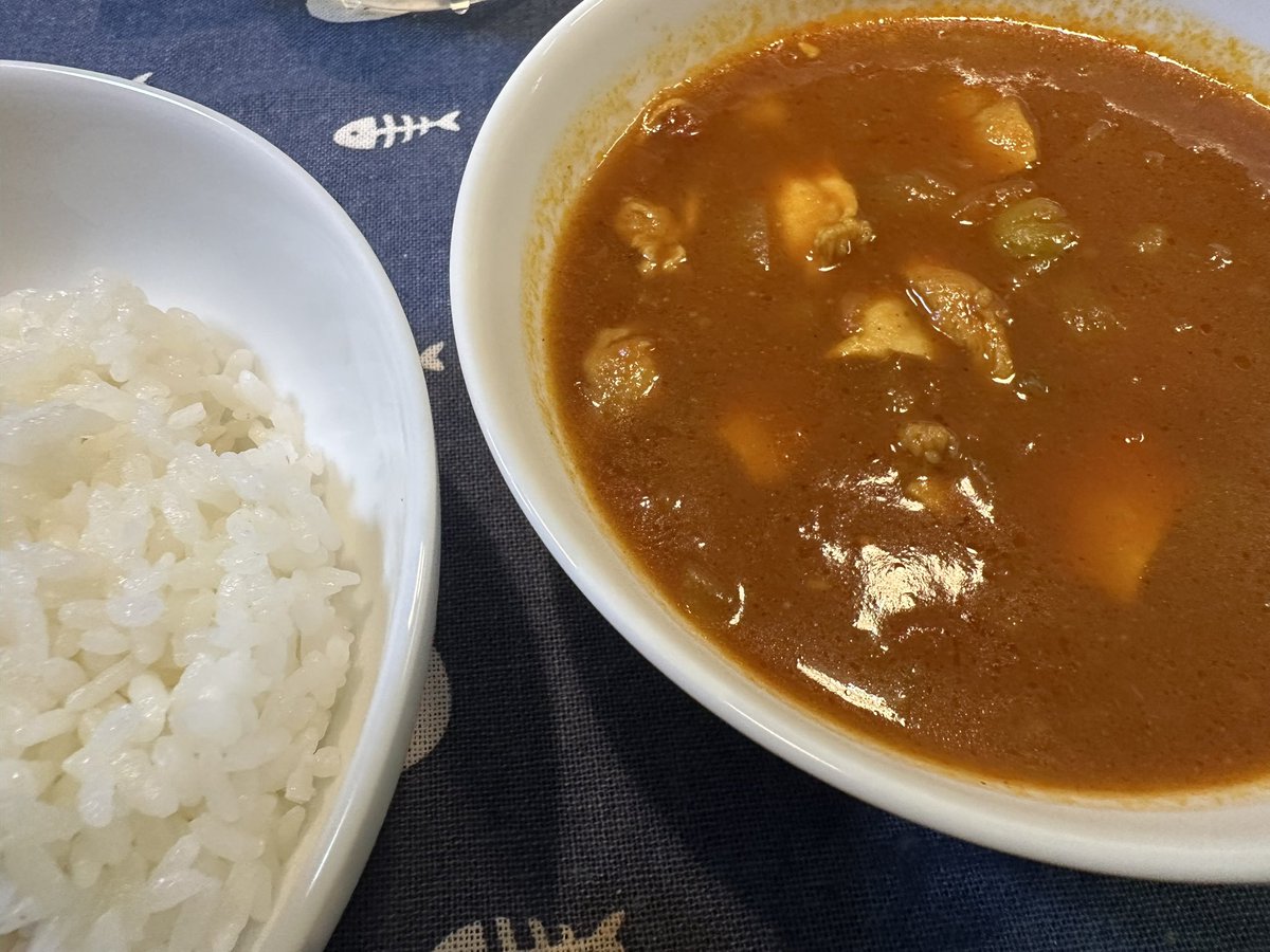 smomoya's tweet photo. #おうちごはん
キューピー3分クッキングレシピ参照

カレー🍛

カレー粉

タマネギ🧅
もも肉　ミックスビーンズ
トマト水煮缶🥫🍅

美味しいカレーができました❣️ https://t.co/w29rLsJoAh