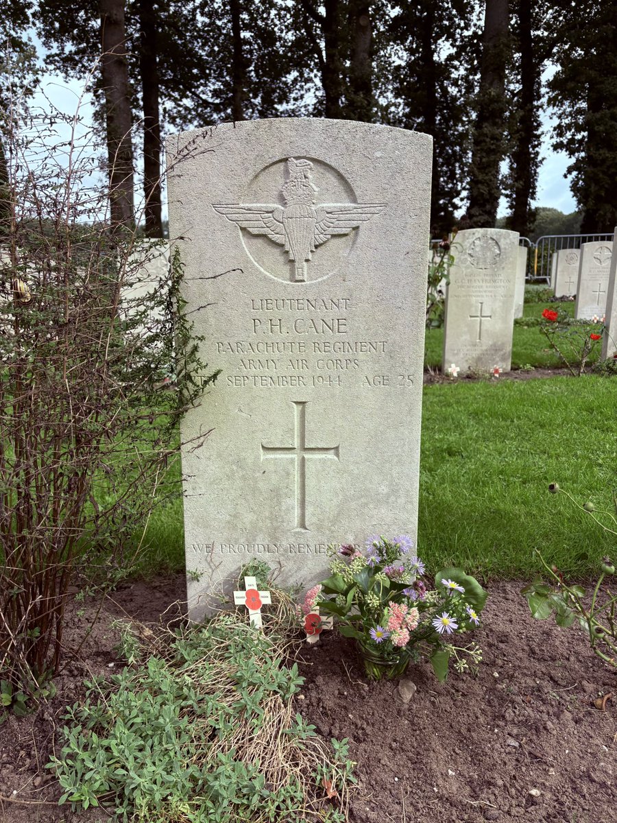 KJvanWijk's tweet photo. “Charge the bastards!”
Toen Lieutenant Peter Cane op 17 september 1944, onderweg naar de brug in Arnhem, door de Duitsers werd neergeschoten, bleef hij zijn mannen aanmoedigen. 
Kort na de schermutseling overleed Cane aan zijn verwondingen. Hij werd 25 jaar.
#MarketGarden https://t.co/jnf0RC3FK2