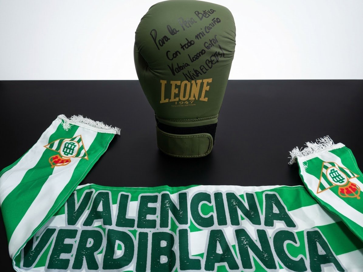 betisvalencina's tweet photo. 🥊💚🤍  Es un honor recibir en nuestra sede a la boxeadora Valeria Lozano. Con humildad y orgullo de ser Valencinera y del #Betis, Valeria se ha convertido en un ejemplo para todos, combatiendo en los torneos de #boxeo  a nivel internacional.
¡A seguir sumando éxitos!
#valencina https://t.co/7sDNBDKsFy