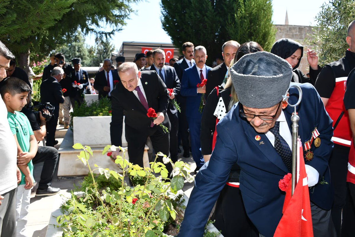 hrumedya's tweet photo. Rektörümüz Prof. Dr. Mehmet Tahir Güllüoğlu, 19 Eylül Gaziler Günü vesilesiyle Osmanbey Kampüsü Şehitliği’nde düzenlenen anma programına iştirak etti.

​Şanlıurfa Valisi Hasan Şıldak, il protokolü, askeri ve mülki erkan ile gazilerimizin yer aldığı törende; vatanımızın bağımsızlığı ve bütünlüğü uğruna canlarını feda eden aziz şehitlerimiz ve kahraman gazilerimiz dualarla ve minnetle anıldı.

​Çelenk sunumu, saygı duruşu ve İstiklal Marşı’nın okunmasının ardından şehitlik ziyareti ve dualarla sona eren programda Rektörümüz Prof. Dr. Mehmet Tahir Güllüoğlu, gazilerimiz ve şehit yakınlarıyla bir süre sohbet ederek 19 Eylül Gaziler Günü’nü kutladı.
#GazilerGünü