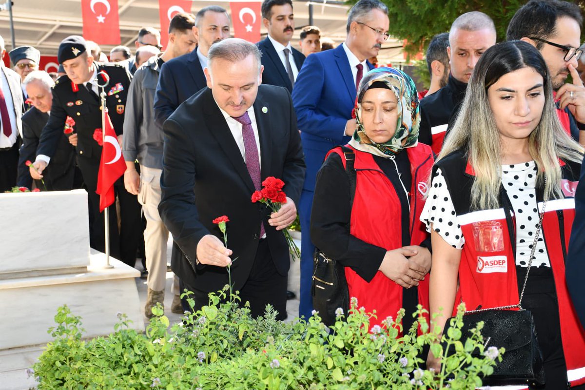 hrumedya's tweet photo. Rektörümüz Prof. Dr. Mehmet Tahir Güllüoğlu, 19 Eylül Gaziler Günü vesilesiyle Osmanbey Kampüsü Şehitliği’nde düzenlenen anma programına iştirak etti.

​Şanlıurfa Valisi Hasan Şıldak, il protokolü, askeri ve mülki erkan ile gazilerimizin yer aldığı törende; vatanımızın bağımsızlığı ve bütünlüğü uğruna canlarını feda eden aziz şehitlerimiz ve kahraman gazilerimiz dualarla ve minnetle anıldı.

​Çelenk sunumu, saygı duruşu ve İstiklal Marşı’nın okunmasının ardından şehitlik ziyareti ve dualarla sona eren programda Rektörümüz Prof. Dr. Mehmet Tahir Güllüoğlu, gazilerimiz ve şehit yakınlarıyla bir süre sohbet ederek 19 Eylül Gaziler Günü’nü kutladı.
#GazilerGünü