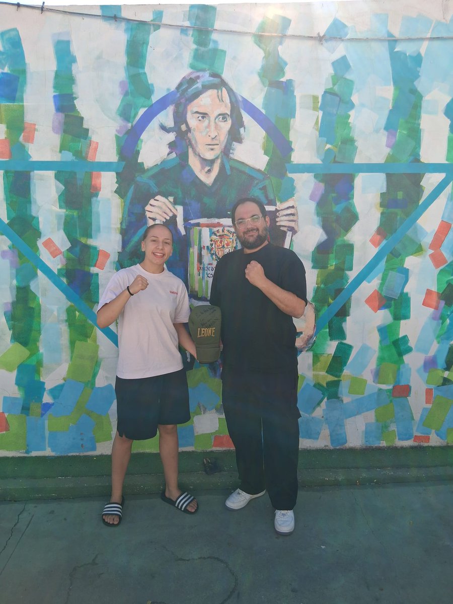 betisvalencina's tweet photo. 🥊💚🤍  Es un honor recibir en nuestra sede a la boxeadora Valeria Lozano. Con humildad y orgullo de ser Valencinera y del #Betis, Valeria se ha convertido en un ejemplo para todos, combatiendo en los torneos de #boxeo  a nivel internacional.
¡A seguir sumando éxitos!
#valencina https://t.co/7sDNBDKsFy