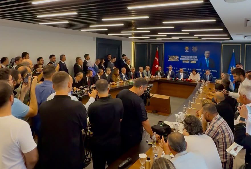 avmustafaozkan's tweet photo. #TürkiyeYüzyılıBuluşmaları kapsamında, Adalet Bakanımız Sn. Akın Gürlek’in öncülüğünde; Bakan Yardımcılarımız, teşrif eden Milletvekillerimiz, MKYK Üyelerimiz ve teşkilatımızla birlikte İl Başkanlığımızda basın toplantımızı gerçekleştirdik

Milletimizin emanetini her şartta aziz bilen kadrolar olarak; kardeşlikle kenetlenen, istikrarla güçlenen Türkiye idealini kararlılıkla büyütmeye, Adana’mız için durmadan ve yorulmadan çalışmaya devam edeceğiz.

@abakingurlek @omerrcelik
@abuyukgumus @yahyacelik_ @ozmehmetemin
@avsedatayyldz @AbdullhAydgdu