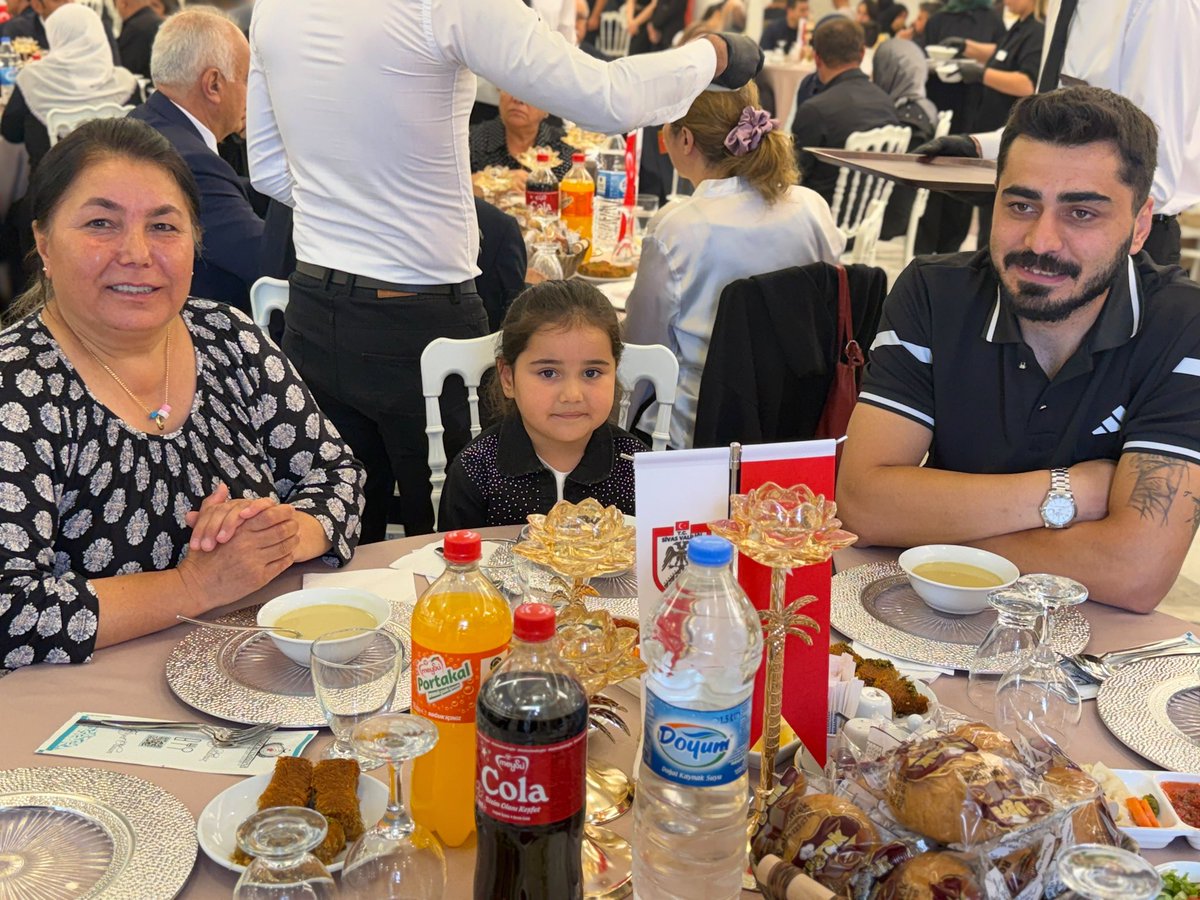 ulasskarasu's tweet photo. 📍 Kahraman Gazilerimizle Aynı Sofradayız!

Sivas programımız kapsamında, Parti Heyetimiz ile birlikte; Sivas Valiliği tarafından gazilerimiz onuruna düzenlenen programda, vatanımızın bağımsızlığı ve milletimizin huzuru uğruna büyük fedakârlıklar gösteren kahraman gazilerimiz ve kıymetli aileleriyle bir araya geldik.

Gazilik; bu ülkenin ortak hafızasında cesaretin, fedakârlığın ve vatan sevgisinin taşıdığı en onurlu emanetlerden biridir. Bu emanete sahip çıkmak, gazilerimizin ve ailelerinin her koşulda yanında olmak hepimizin ortak sorumluluğudur.

Başta Gazi Mustafa Kemal Atatürk olmak üzere ebediyete uğurladığımız gazilerimizi rahmet ve minnetle anıyor; hayatta olan gazilerimize sağlık, huzur ve uzun ömürler diliyorum. 🇹🇷
#GazilerGünü