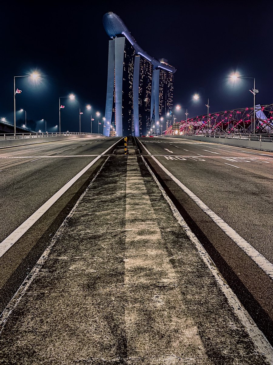 javanng's tweet photo. No traffic, just me and Marina Bay Sands.

#marinabaysands #singapore #skyhigh_architecture #symmetrykillers #visitsingapore https://t.co/mTMkItooRQ