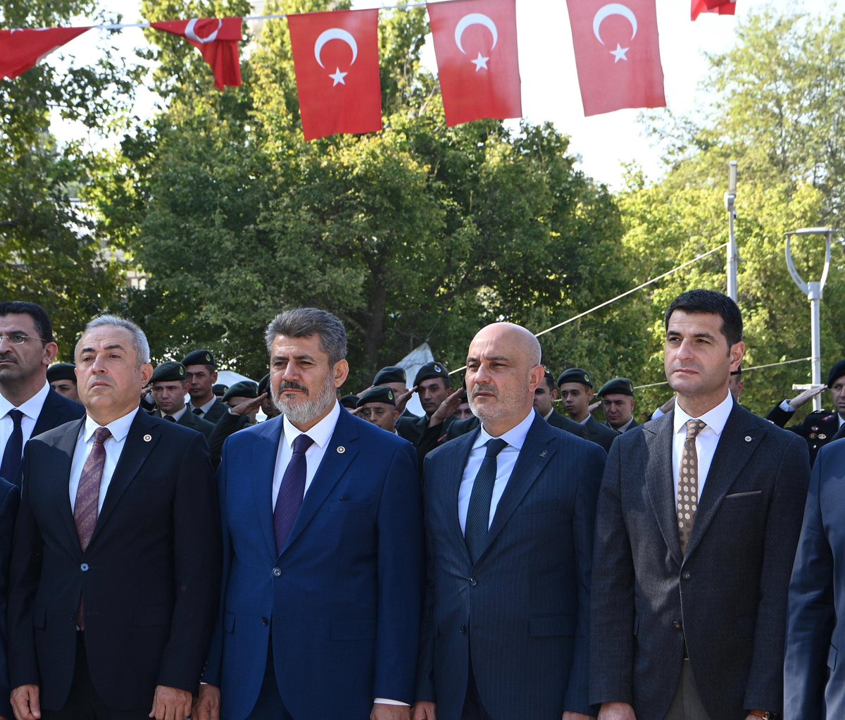 AkKahramanmaras's tweet photo. 19 Eylül #GazilerGünü kapsamında; Atatürk Anıtı’na çelenk sunma, Şehitlik ziyareti ve Gazilerimizle buluşma programına katıldık.

Kahraman gazilerimizin onuruna gerçekleştirilen bu anlamlı günde; vatan toprağının her karışını canları pahasına savunan, fedakârlıklarıyla milletimizin gönlünde müstesna bir yer edinen tüm gazilerimize bir kez daha şükranlarımızı sunduk.

Bu vesileyle; vatanımızın bağımsızlığı ve milletimizin huzuru için canlarını ortaya koyan kahraman gazilerimizi saygı ve minnetle anıyor; hayatta olan gazilerimize sağlık, huzur ve uzun ömürler diliyoruz. 

19 Eylül #GazilerGünü'müz kutlu olsun.🎖️🇹🇷

#AKPARTİ
#Kahramanmaraş 🇹🇷