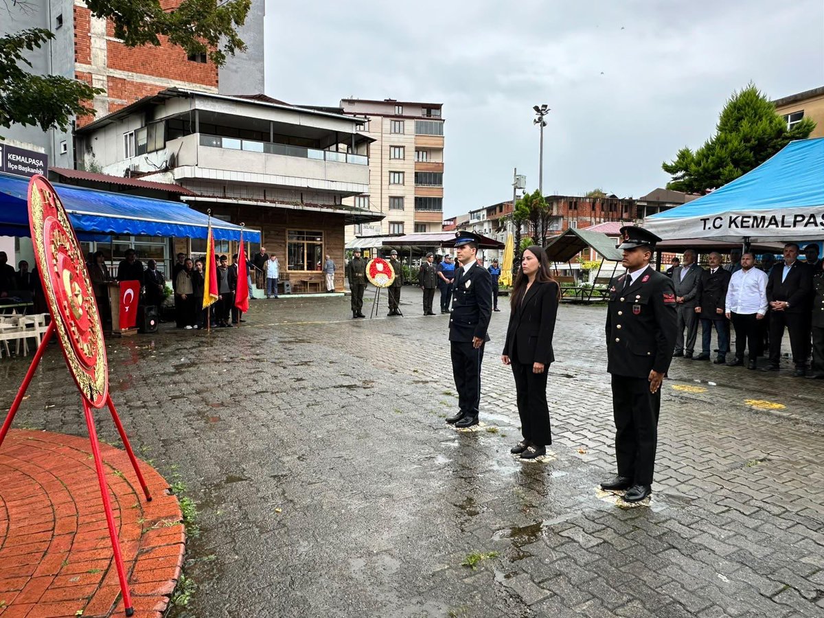 KemalpasaArtvin's tweet photo. 19 Eylül Gaziler Günü münasebetiyle ilçemiz Cumhuriyet Meydanı’nda Atatürk Anıt’ına Çelenk Sunma Töreni gerçekleştirildi. https://t.co/6Ow7tvRZhl