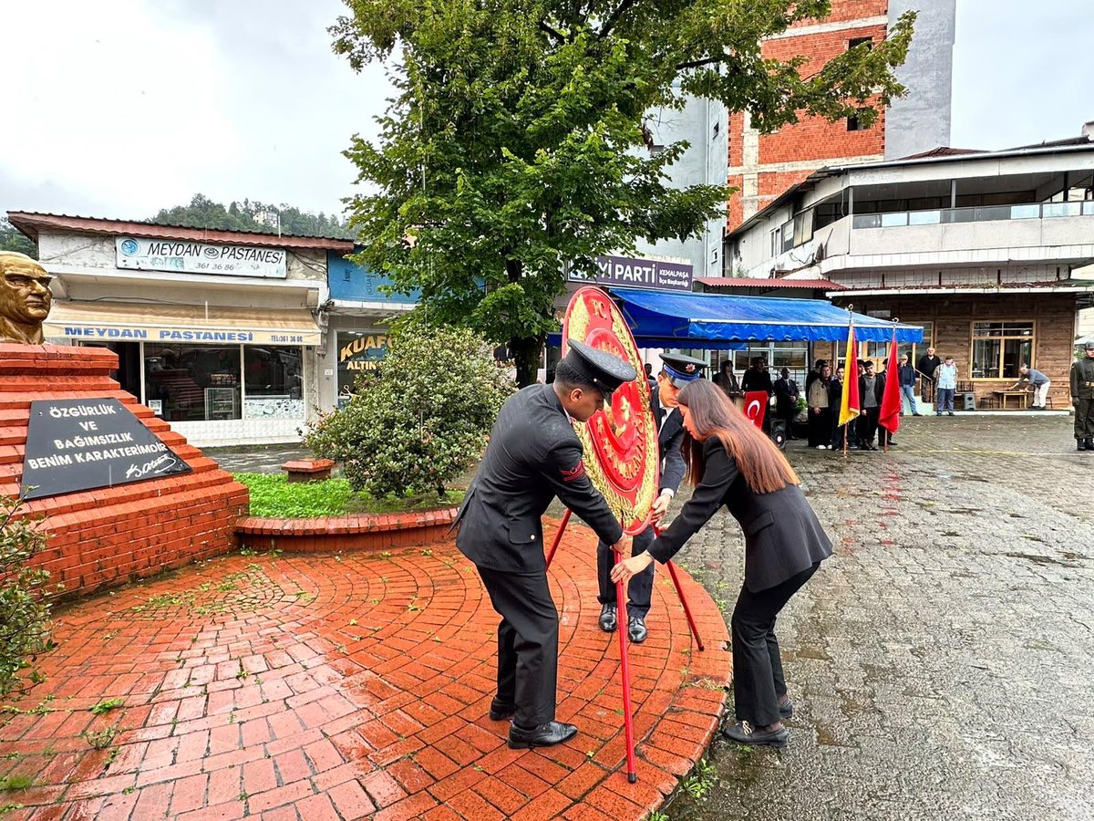KemalpasaArtvin's tweet photo. 19 Eylül Gaziler Günü münasebetiyle ilçemiz Cumhuriyet Meydanı’nda Atatürk Anıt’ına Çelenk Sunma Töreni gerçekleştirildi. https://t.co/6Ow7tvRZhl