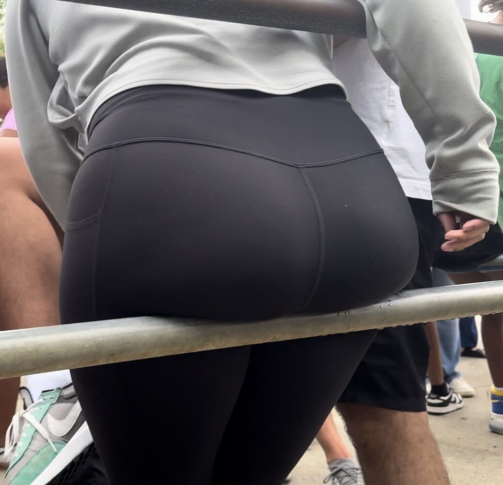 RandyTouch808's tweet photo. Her cheeks was resting on the pole. It was so hot. #candid #candidshot https://t.co/aEEMmU0WfI
