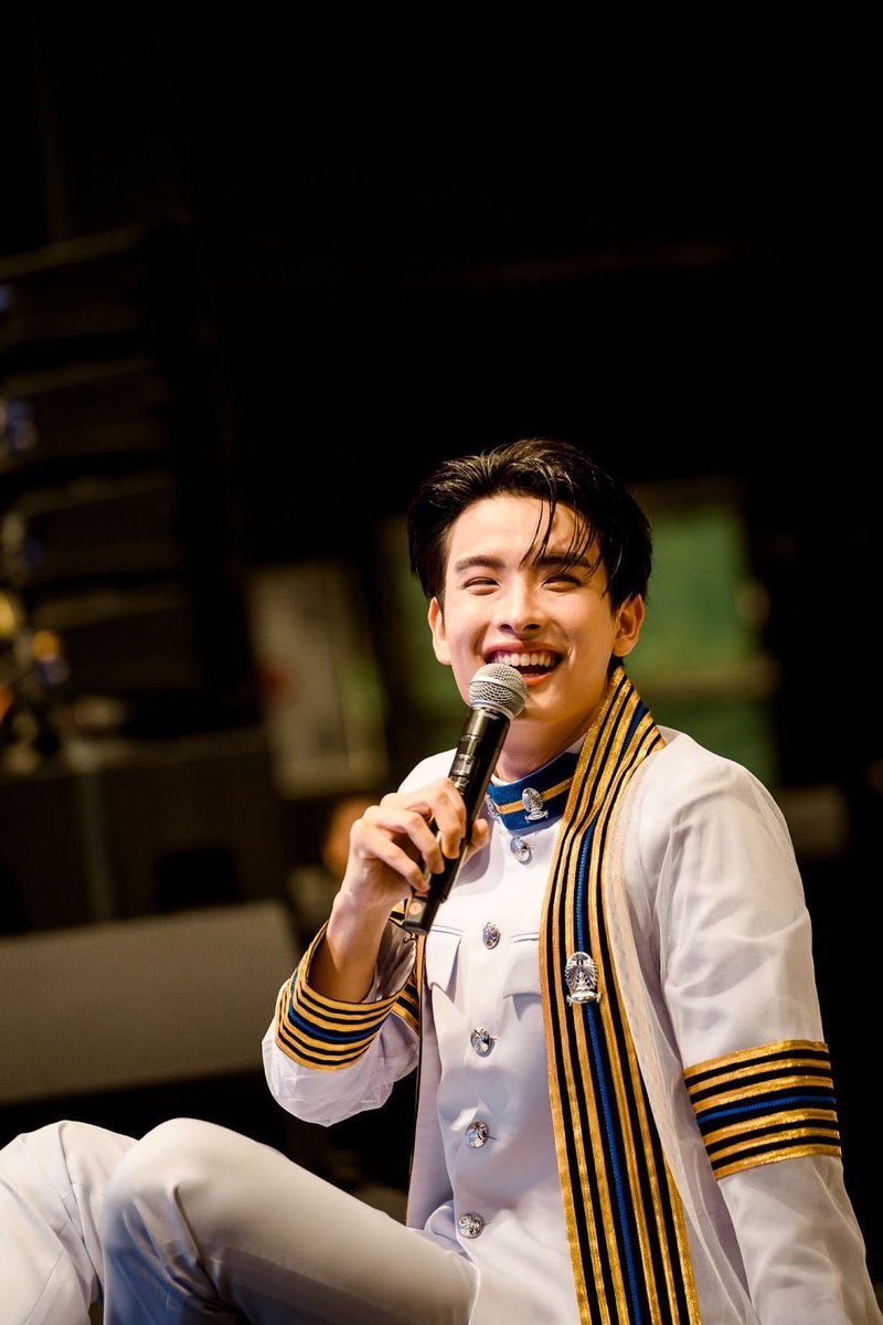 khunpolkingdom's tweet photo. ✨ AND THE LAST SPECIAL THANKS TO OUR KHUNPOL ✨

#KHUNPOLGraduationDay #KHUNPOL

ขอบคุณ ‘ขุนพล’ ที่เป็นแรงใจสำคัญให้งานในครั้งนี้ออกมาสมบูรณ์แบบมาก ๆ 
ขอบคุณตลอดระยะเวลาที่ผ่านมาตั้งใจและเต็มที่ในสร้างสรรค์ผลงานออกมาให้แฟนคลับและน่ารัก��ับแฟนคลับและทุก ๆ คน อยู่เสมอ

ยินดีด้วยอีกครั้งนะคับพี่บัณฑิต ที่ประสบความสำเร็จในพาร์ทหนึ่งของชีวิตตัวเองแล้ว จะคอยเป็นกำลังใจและสนับสนุนขุนพลในทุก ๆ ด้านอยู่เสมอ

“และขอให้การเจอกันระหว่างขุนพลกับทุก ๆ คนในครั้งนี้ จะทำให้พวกเราทุกคนอยู่ด้วยกันตลอดไปนะ”
#KHUNPOLGraduationDay