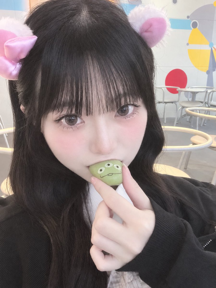 mon_umeko's tweet photo. メンバーちゃん達とディズニーいったんだ🐭🏰💞楽しかった🎶 https://t.co/JZHL1GXwEF