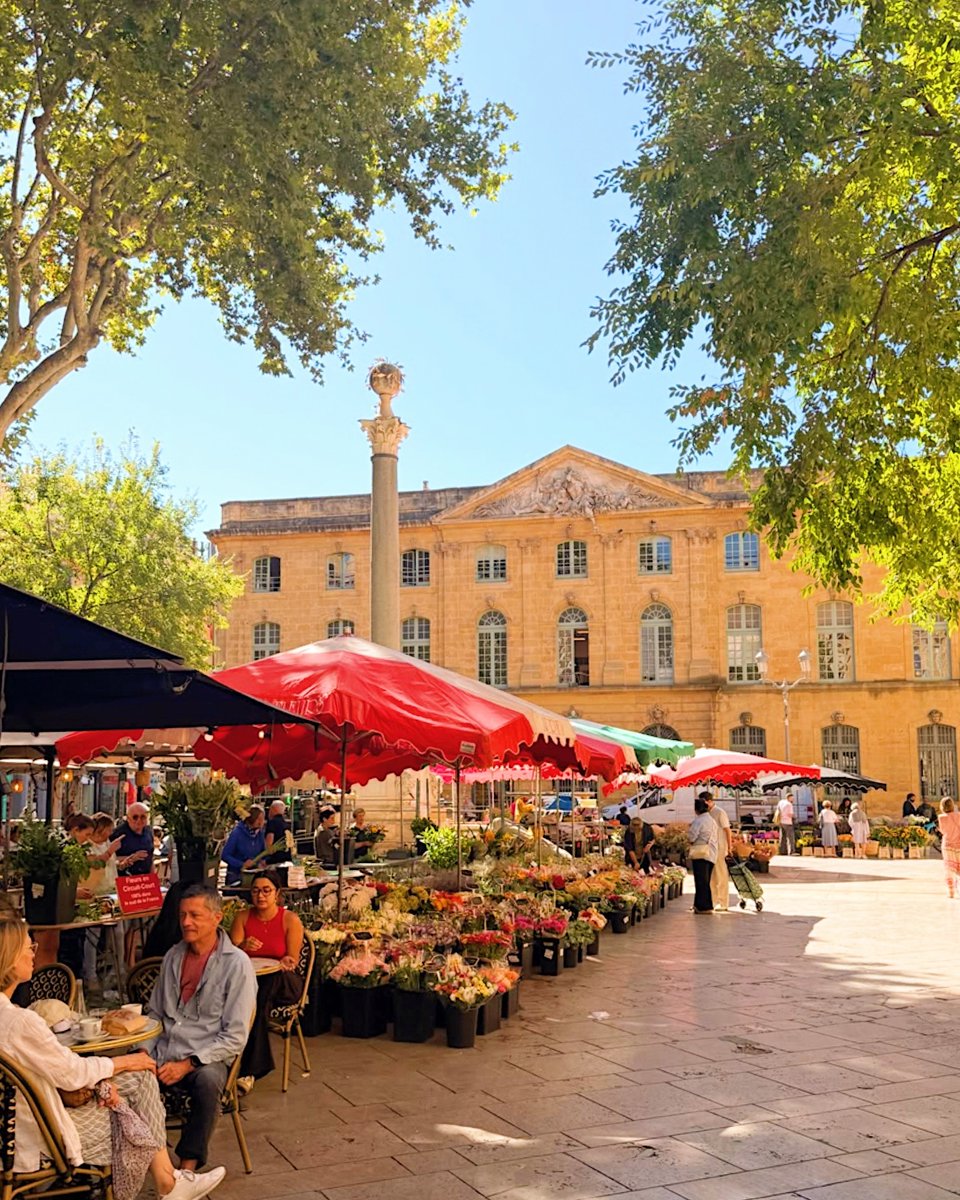 marseille_life's tweet photo. 南フランス🇫🇷 Aix-en-Provence（エクス・アン・プロヴァンス）

街の広場を華やかに彩る、エクスの花のマルシェ💐✨

色とりどりの季節の花や植物が並び、そのすぐそばにはカフェのテラス。歴史ある建物や噴水に囲まれた広場にマルシェが溶け込み、プロヴァンスらしい日常の風景が広がります🌿

エクス＝アン＝プロヴァンスでは、花だけでなく野菜や果物、チーズ、オリーブなど、さまざまなマルシェが街の広場で開かれています。

買い物をしたり、カフェで過ごしたり、マルシェを眺めながら散歩したり。
暮らしの中にマルシェ文化が根付いているのも、南フランスの街の魅力です🇫🇷✨

#南フランス #プロヴァンス #エクスアンプロヴァンス #フランスのマルシェ #南仏生活