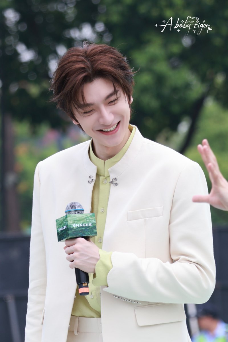 LINYILOVER_TH's tweet photo. 2026.09.19
一只虎饱饱’s Weibo Update

🍃 “บางทีแก่นแท้ของมนุษย์ ก็คือต้นไม้ น้องหมา และช่วงเวลาบางส่วนของฤดูใบไม้ร่วง” 🐶🍂

#CHAGEEMatchaSeries
#CHAGEE
#林一 #LinYi #หลินอี https://t.co/EIqov1nrIp