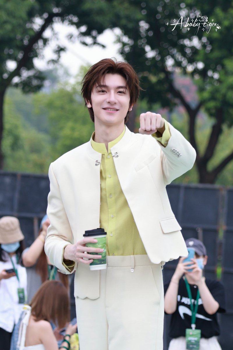 LINYILOVER_TH's tweet photo. 2026.09.19
一只虎饱饱’s Weibo Update

🍃 “บางทีแก่นแท้ของมนุษย์ ก็คือต้นไม้ น้องหมา และช่วงเวลาบางส่วนของฤดูใบไม้ร่วง” 🐶🍂

#CHAGEEMatchaSeries
#CHAGEE
#林一 #LinYi #หลินอี https://t.co/VpZyZRQcAD