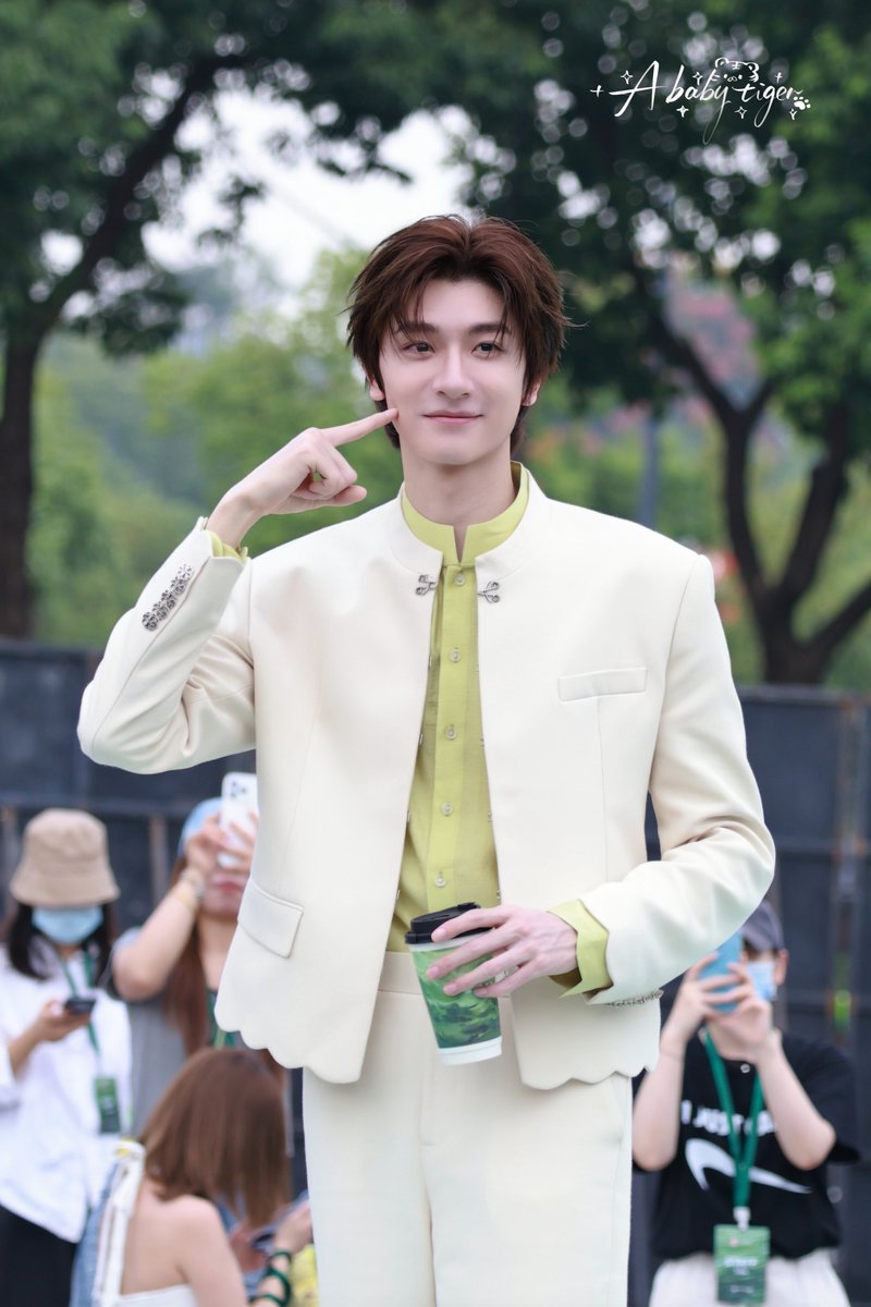 LINYILOVER_TH's tweet photo. 2026.09.19
一只虎饱饱’s Weibo Update

🍃 “บางทีแก่นแท้ของมนุษย์ ก็คือต้นไม้ น้องหมา และช่วงเวลาบางส่วนของฤดูใบไม้ร่วง” 🐶🍂

#CHAGEEMatchaSeries
#CHAGEE
#林一 #LinYi #หลินอี https://t.co/VpZyZRQcAD