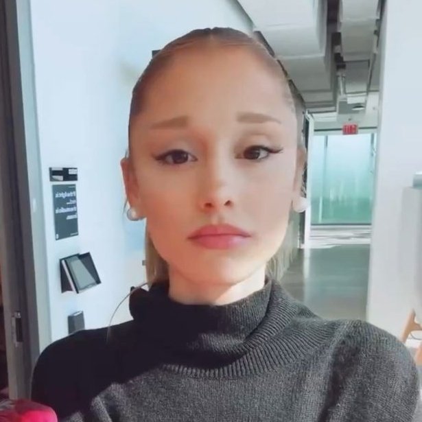 baby_eternally_'s tweet photo. people are actively hating on ariana grande but when her fans defend her they get mad and don't want that.

ofc her fans will defend her, you think we should sit and celebrate the hate?? I'm confused https://t.co/kFqEZZGzqL