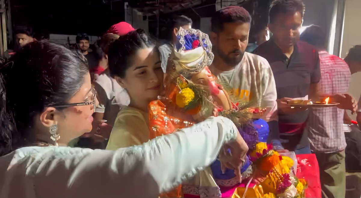 Bhavskideewani's tweet photo. Ganpati Bappa Morya🙏🏻🌸
Bappa humari ladki ko buri nazron se bacha ke rakhna❤️🧿

#BhavikaSharma #DrSeherBaig #Seherhonekohai https://t.co/vu8EMJ0aIS