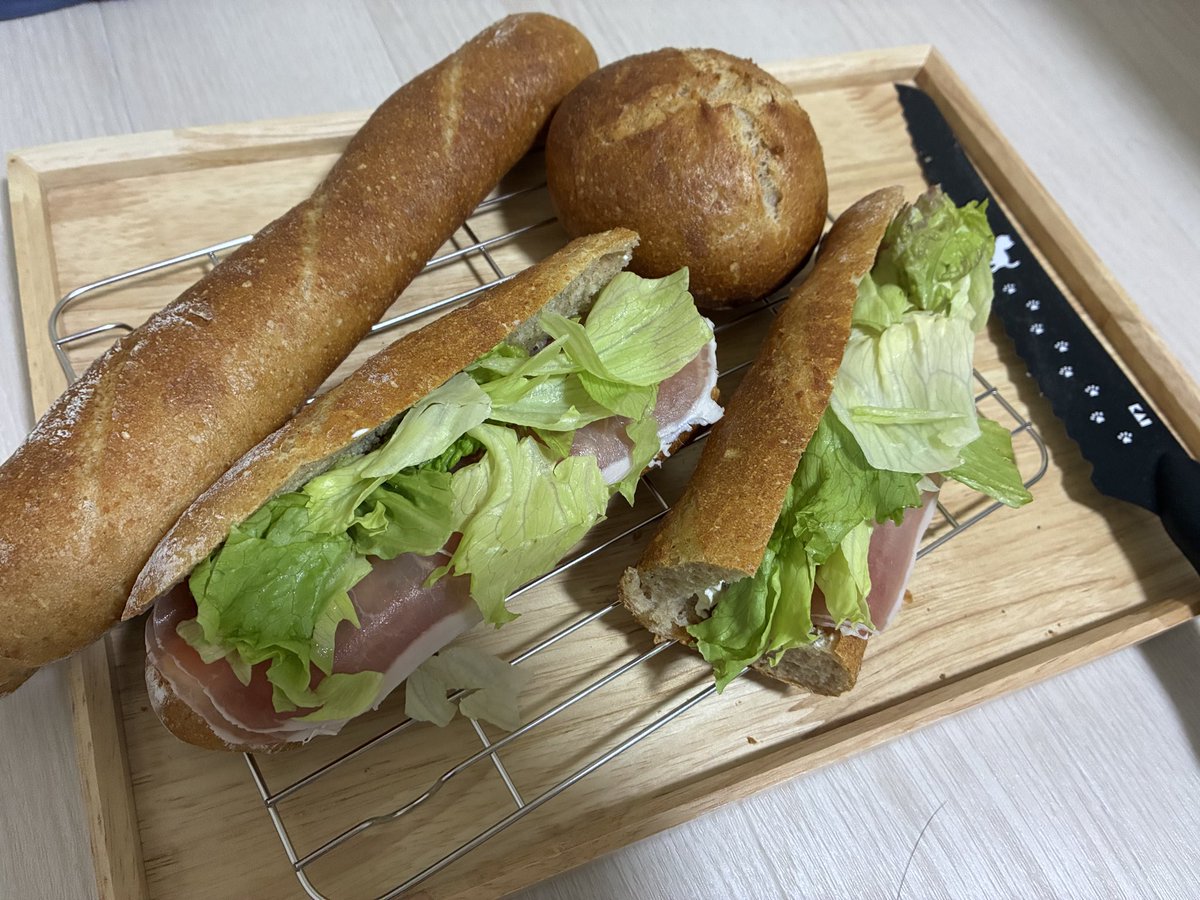 Hal_Ente's tweet photo. 今週のパン
パンはいつも通りやけど生ハムとクリームチーズを挟んでみた
丸っこいのも中にクリームチーズが住んでます https://t.co/KgBbMI1DaY