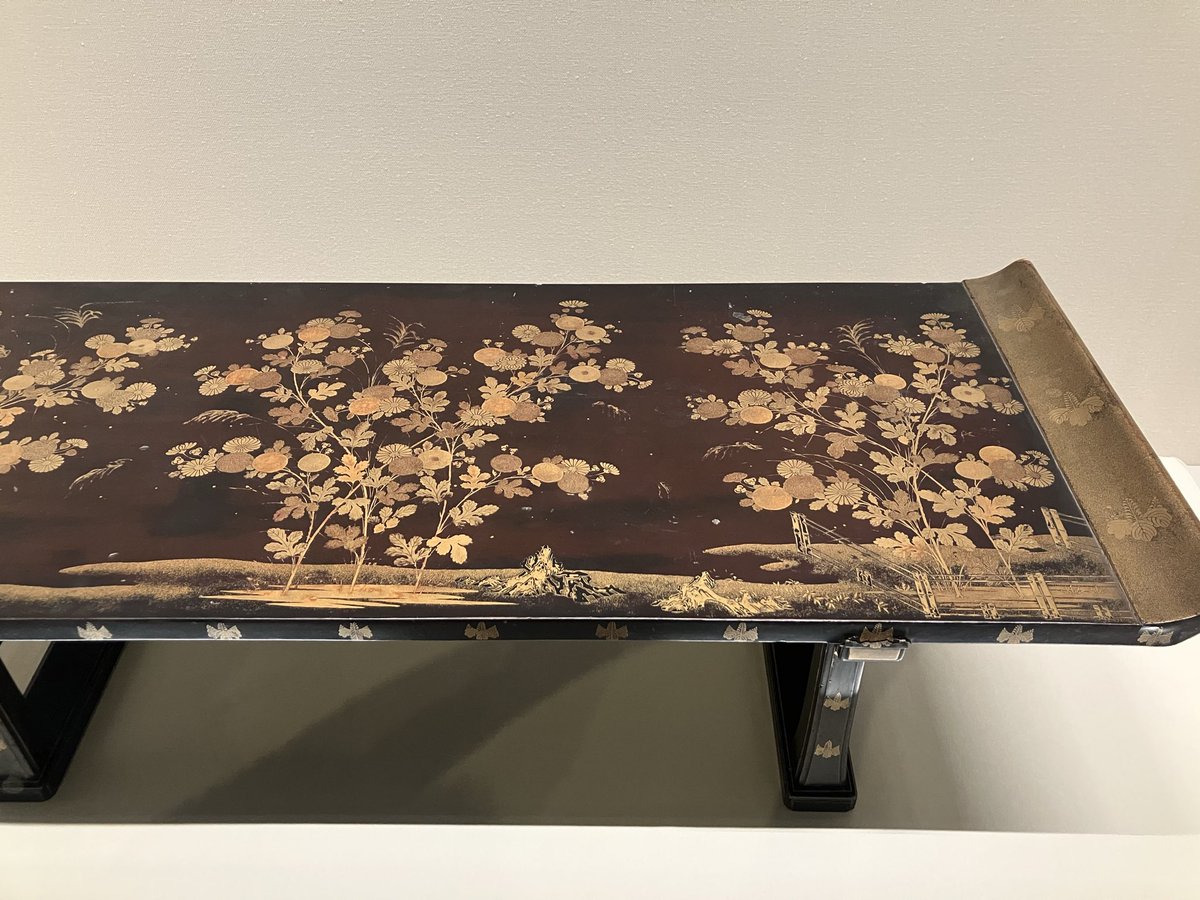 yosuke_saku's tweet photo. 初めて高台寺蒔絵の前段階にあたるものを見た。
桃山時代の大需要に向けて大量生産に向いたものなんだけど、その前のやつは緻密さと繊細さがやや残っている。

#大和文華館 https://t.co/40cvYbgyyN