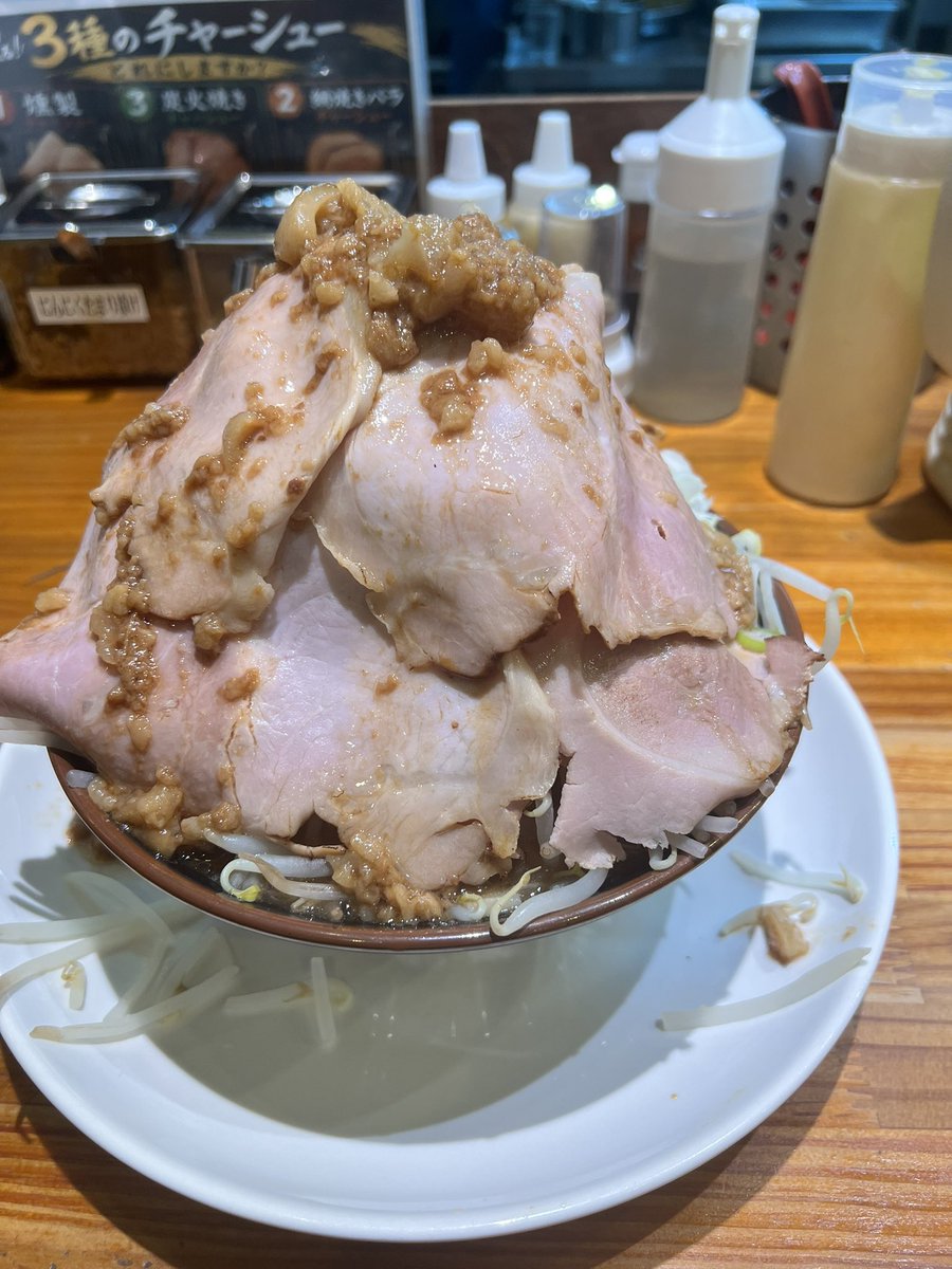 hirogogo88's tweet photo. 牛久市
らぁーめん 滿帆家
ニクマキ二郎
夜勤前に戦闘準備
盛り付けも麺の太さもインパクトありすぎてお腹いっぱい https://t.co/aZQragofeU