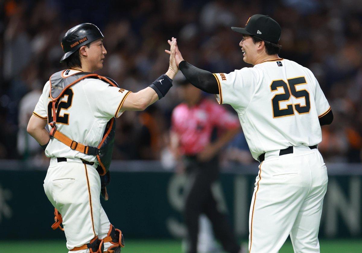 sanspo_giants's tweet photo. 【🔥#熱闘撮って出し🔥】　
最後は #代木大和 投手と #小林誠司 選手のバッテリーが無失点で締めてハイタッチ（撮影・萩原悠久人）

#巨人 #ジャイアンツ #giants #サンスポ https://t.co/xNIVNV4e8s