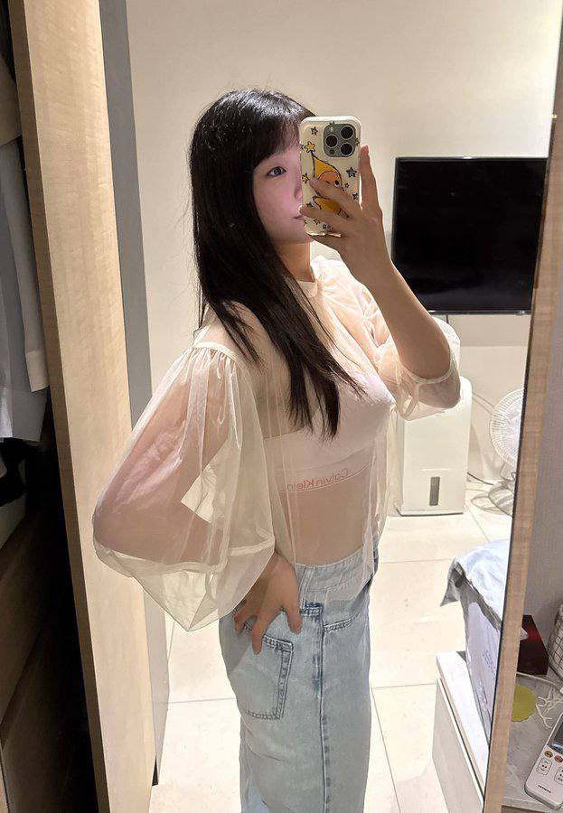 MichelleGo0sxv's tweet photo. 穿这件皇帝的新装去学校肯定会被视奸了，夹着跳蛋勾引学弟就不会矜持了 #母猪 #微胖 #女大学生 https://t.co/dUZzXYkTQ3